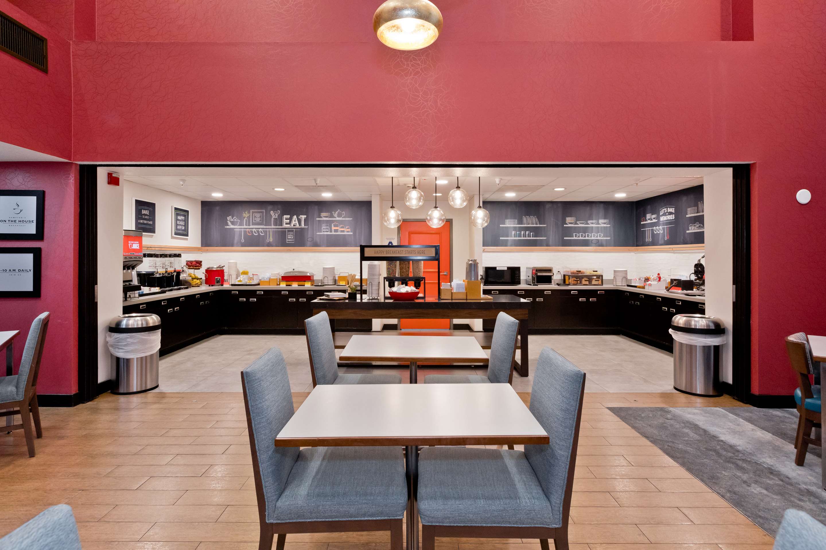 Breakfast Area | Hampton Inn & Suites Palm Desert