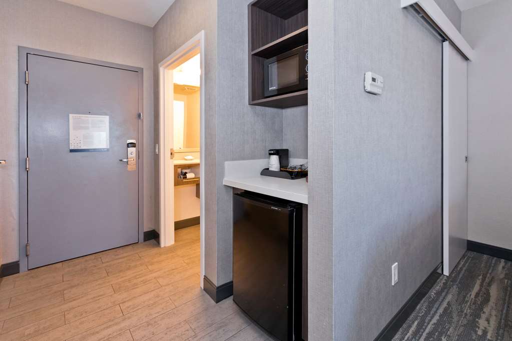 Hampton Inn & Suites by Hilton Palm Desert - Tap to explore photos