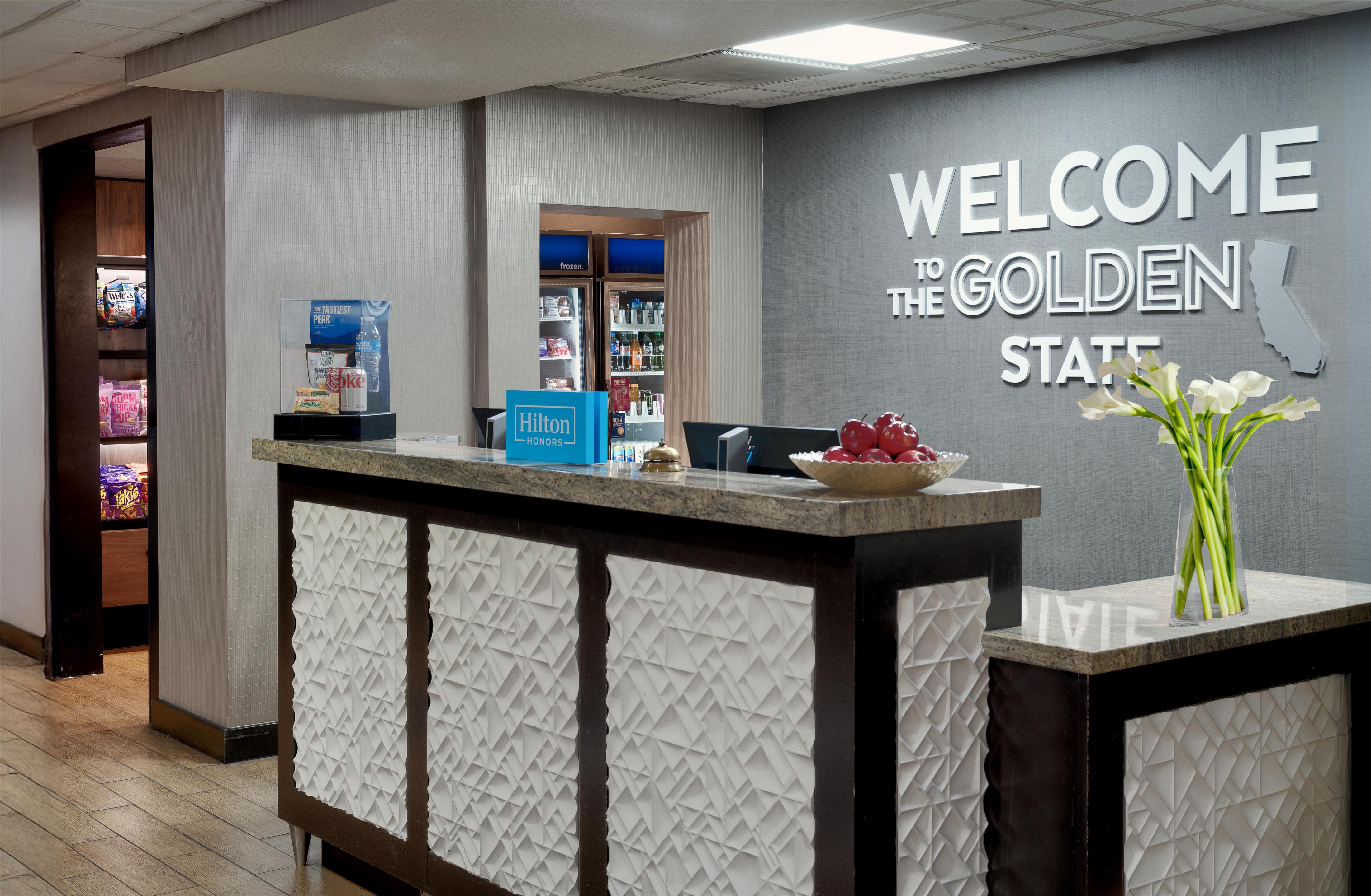 Reception | Hampton Inn & Suites Palm Desert