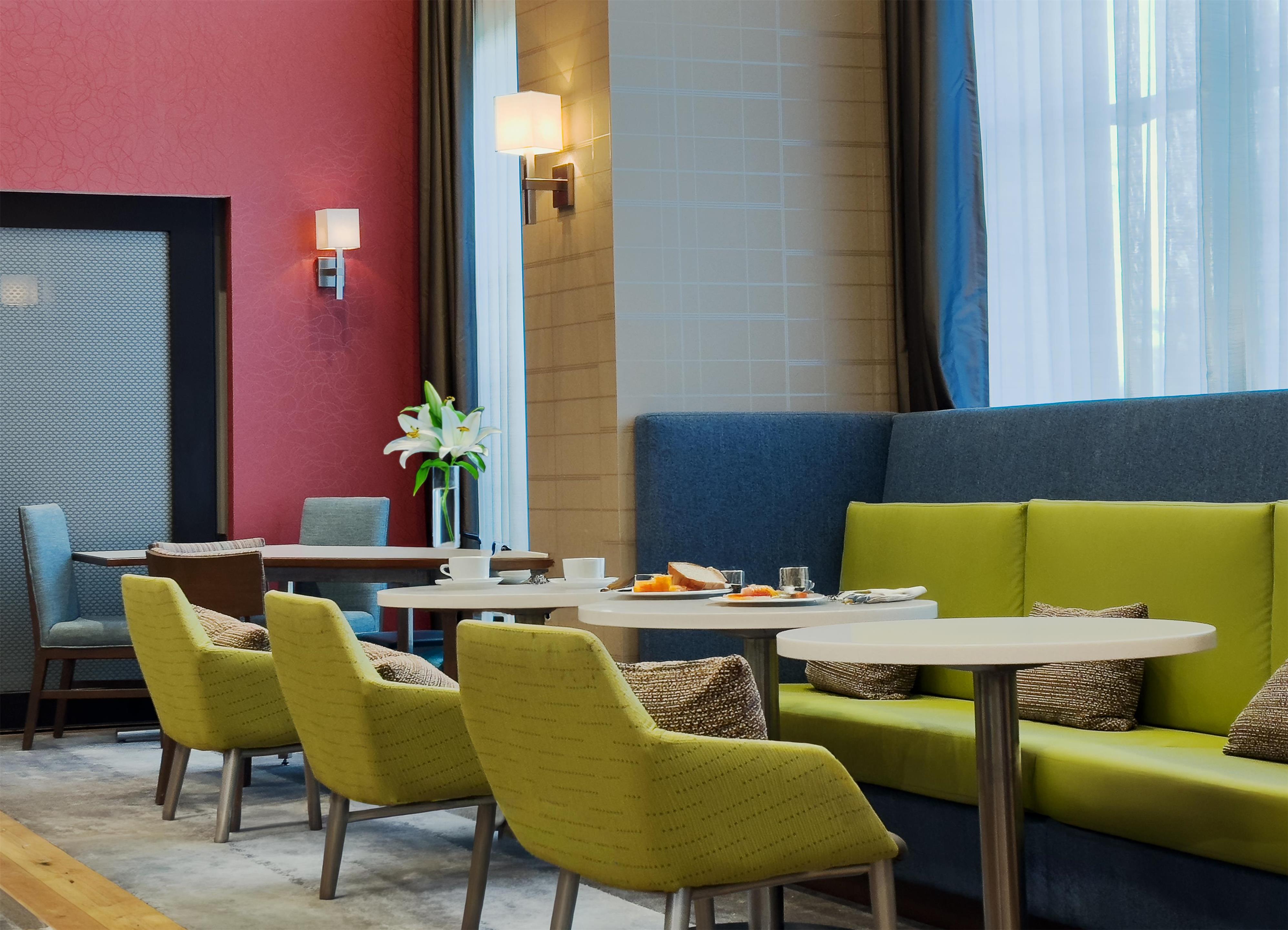Breakfast Area | Hampton Inn & Suites Palm Desert