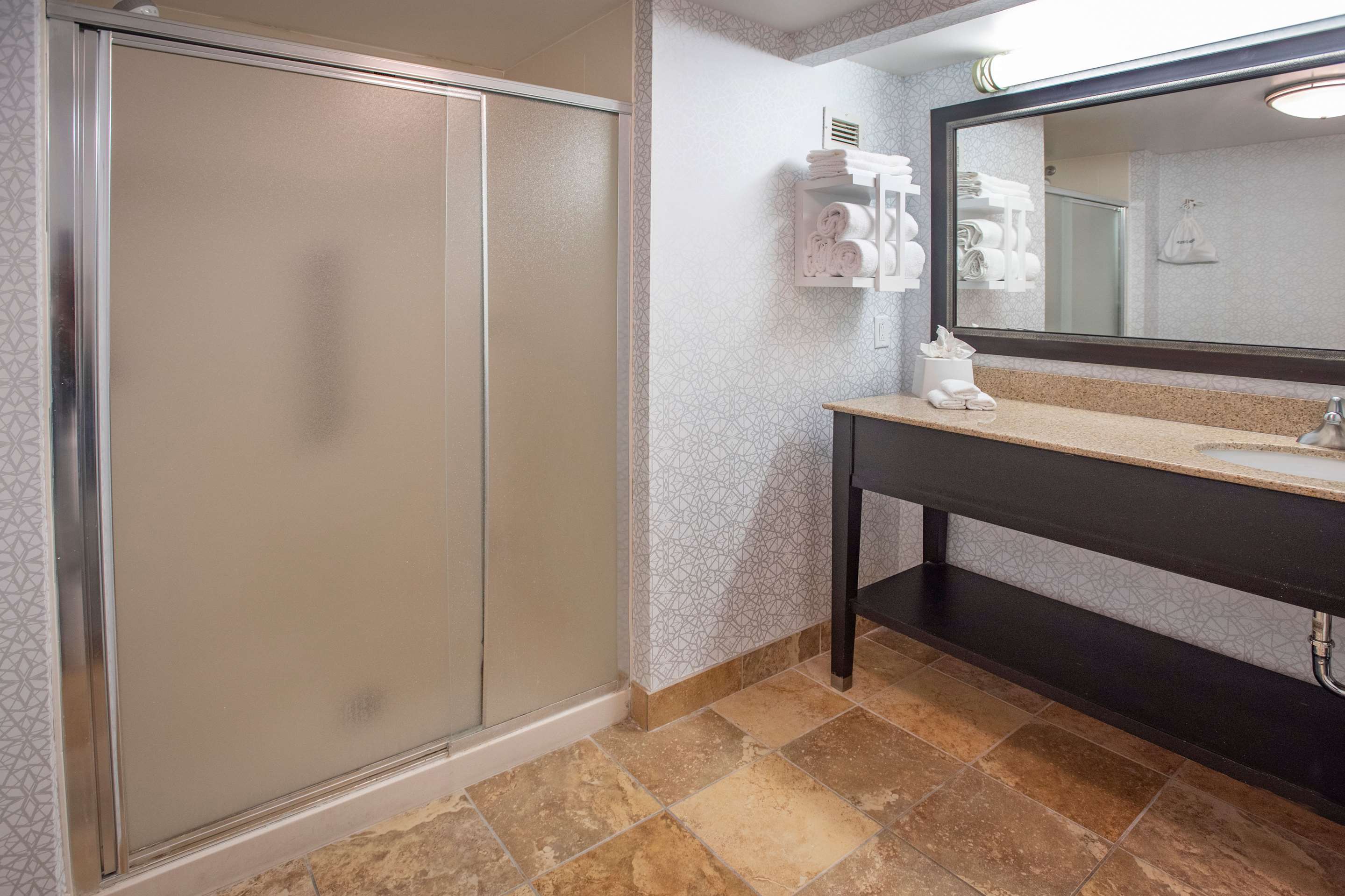 Guest room bath