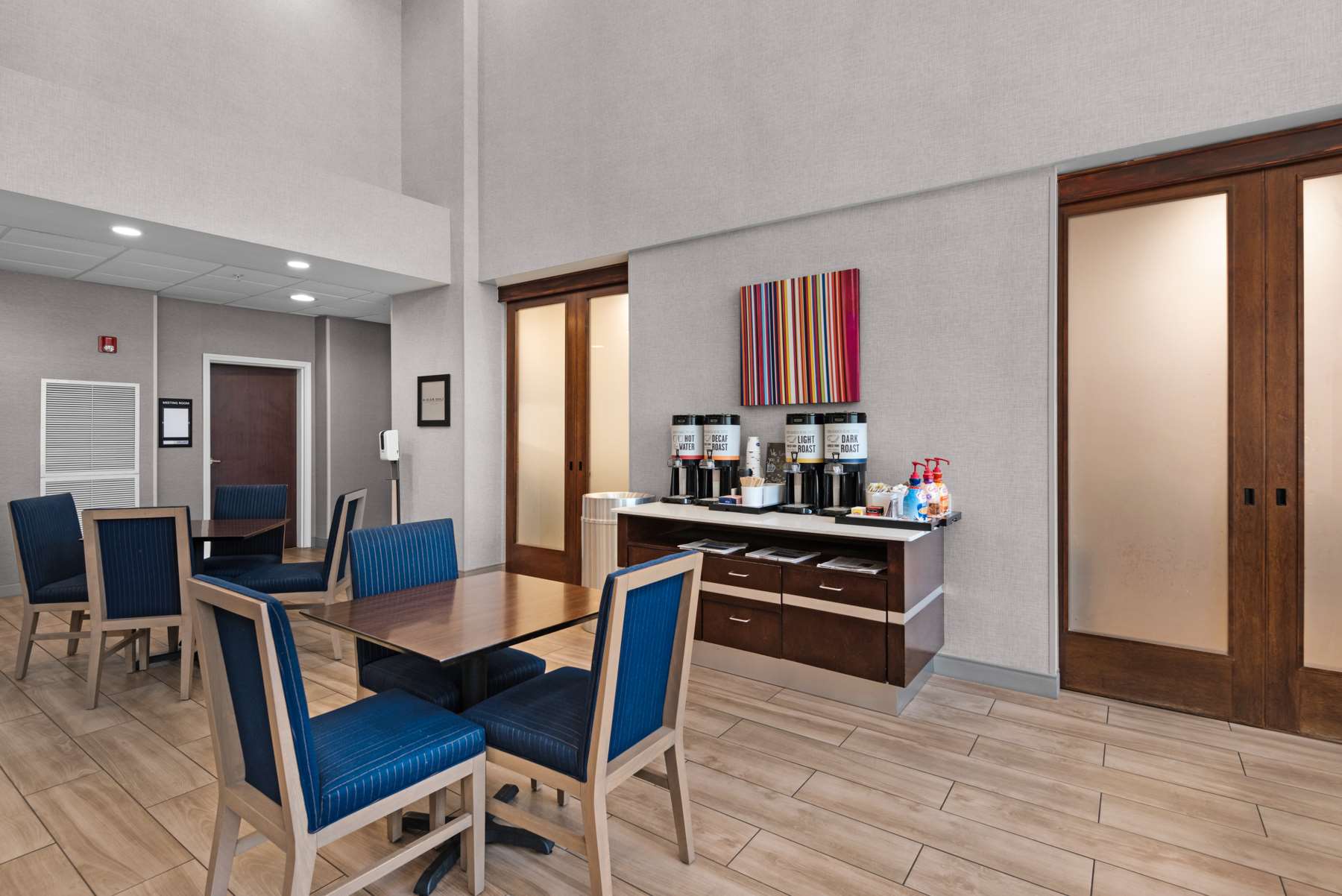 Breakfast Area | Hampton Inn & Suites Pensacola I-10 N at Univ. Town Plaza