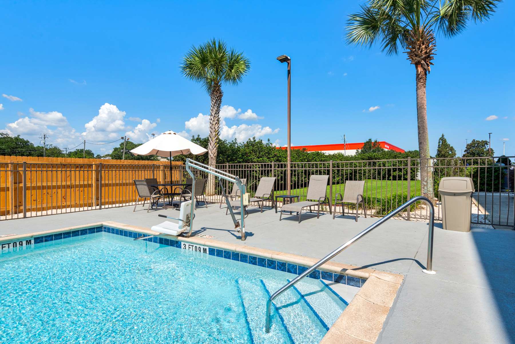 Pool | Hampton Inn & Suites Pensacola I-10 N at Univ. Town Plaza