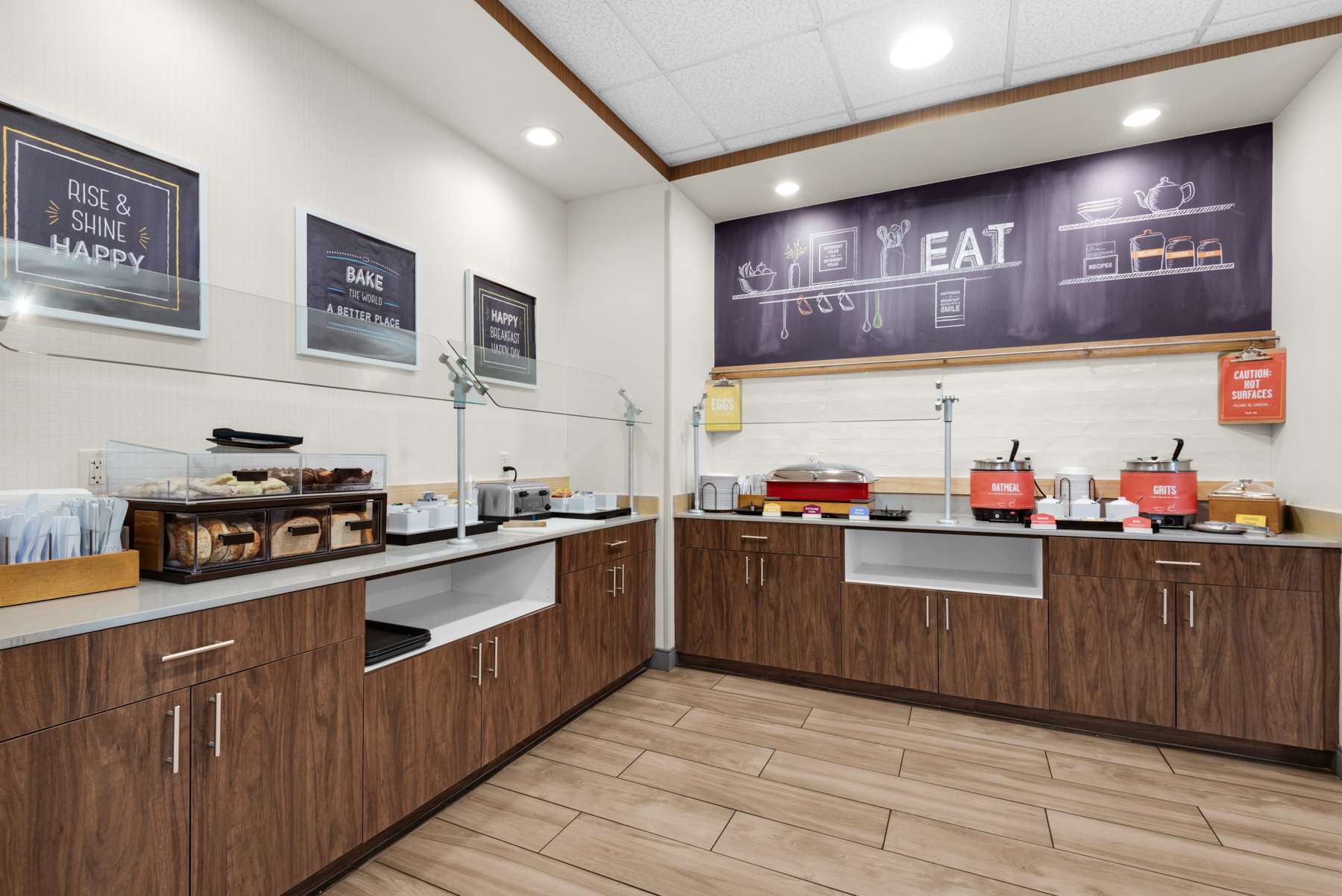 Breakfast Area | Hampton Inn & Suites Pensacola I-10 N at Univ. Town Plaza