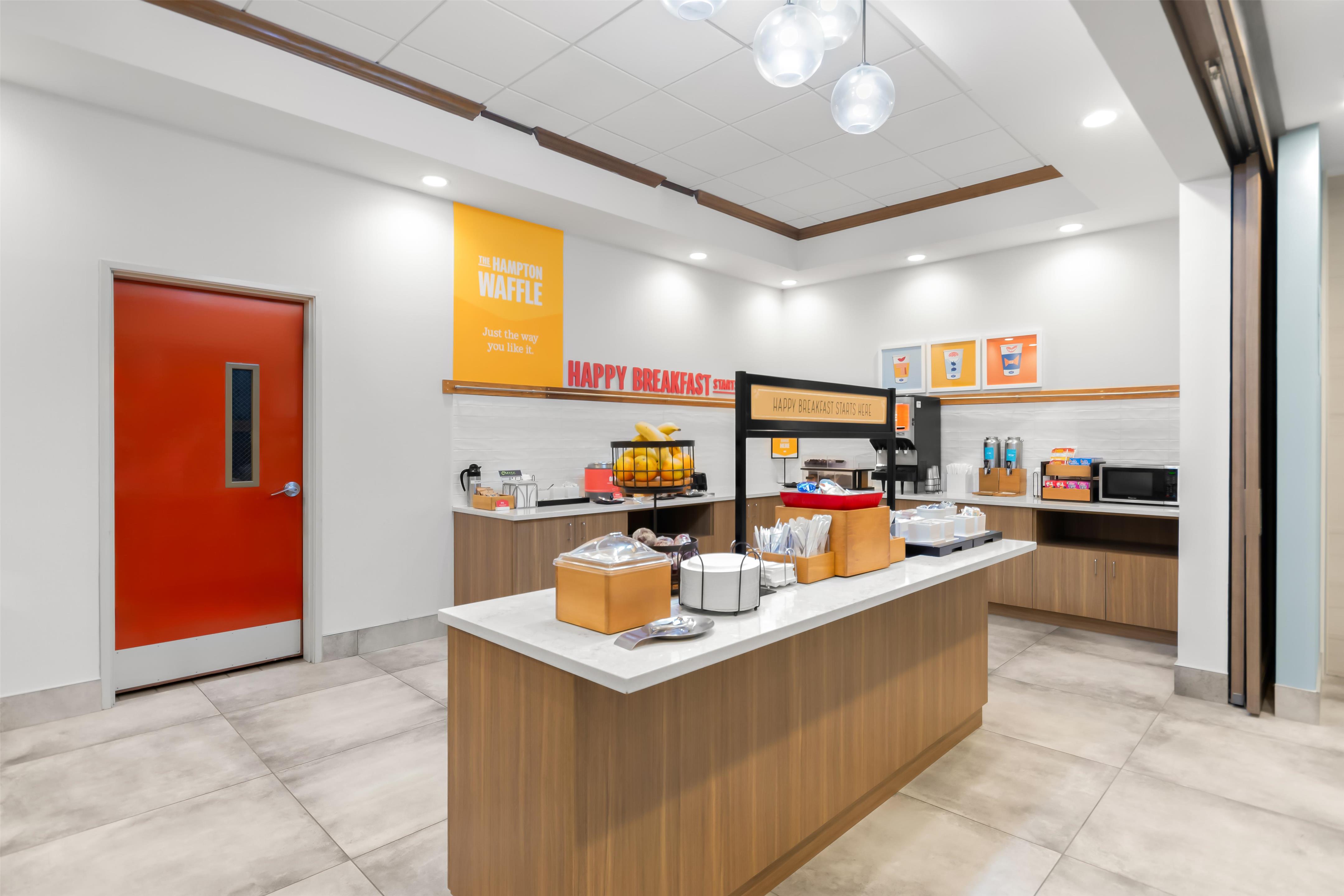 Breakfast Area | Hampton Inn & Suites Pensacola/I-10 Pine Forest Road