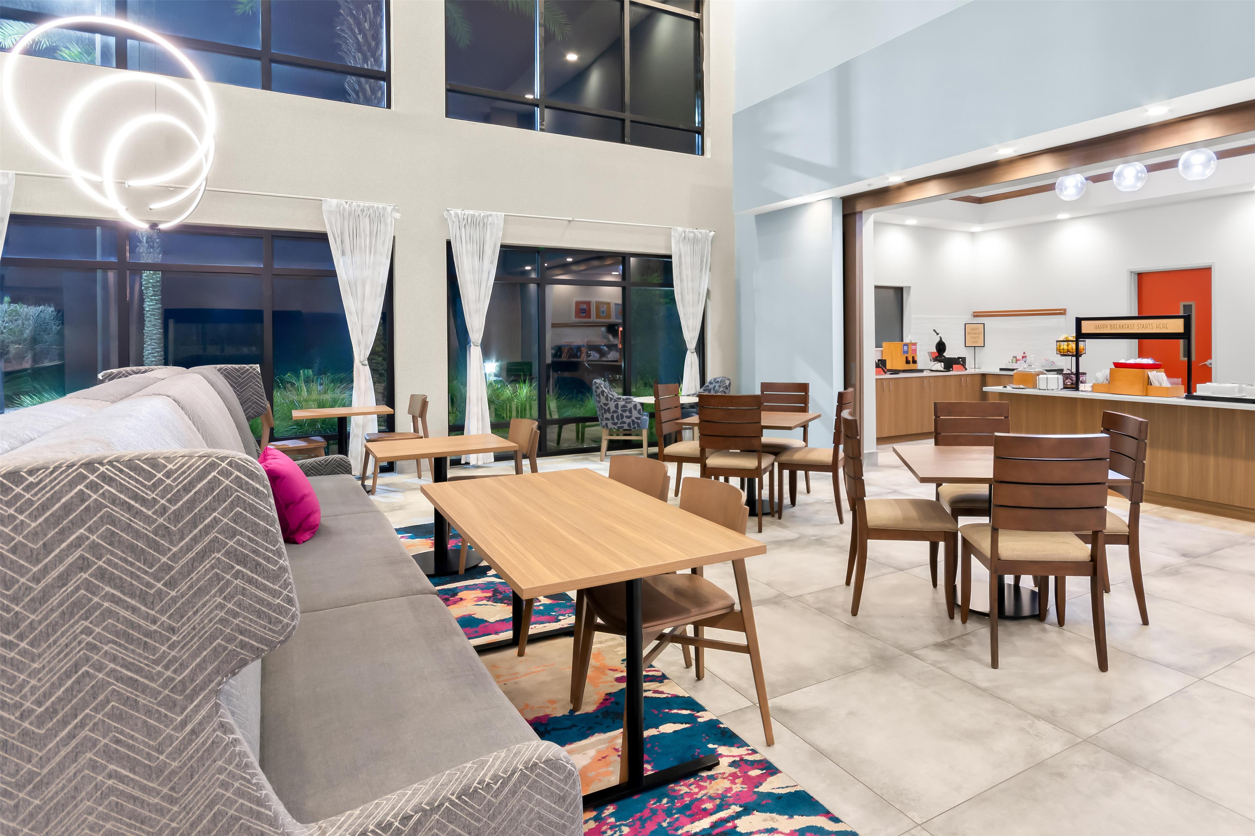 Breakfast Area | Hampton Inn & Suites Pensacola/I-10 Pine Forest Road