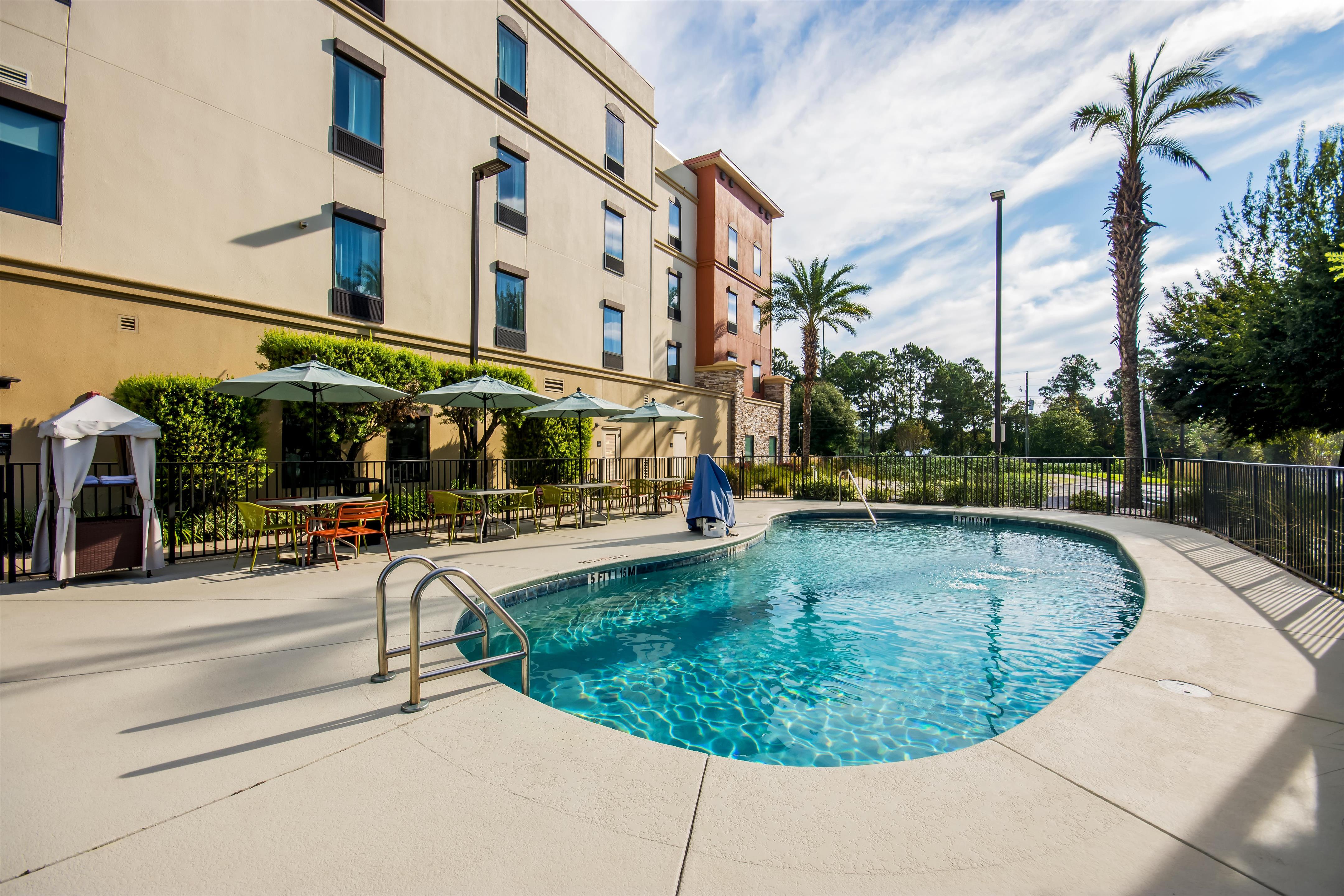 Pool | Hampton Inn & Suites Pensacola/I-10 Pine Forest Road