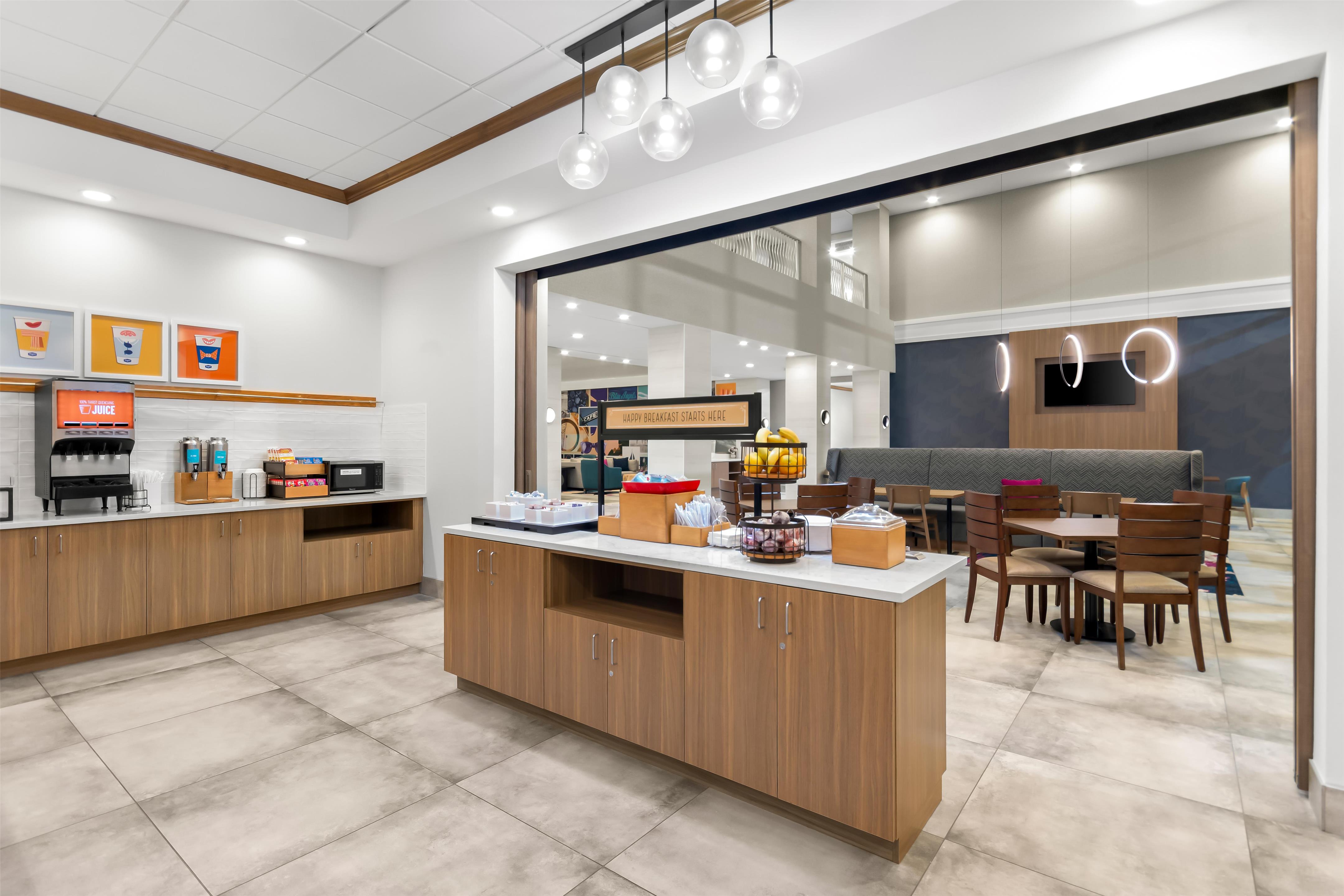 Breakfast Area | Hampton Inn & Suites Pensacola/I-10 Pine Forest Road