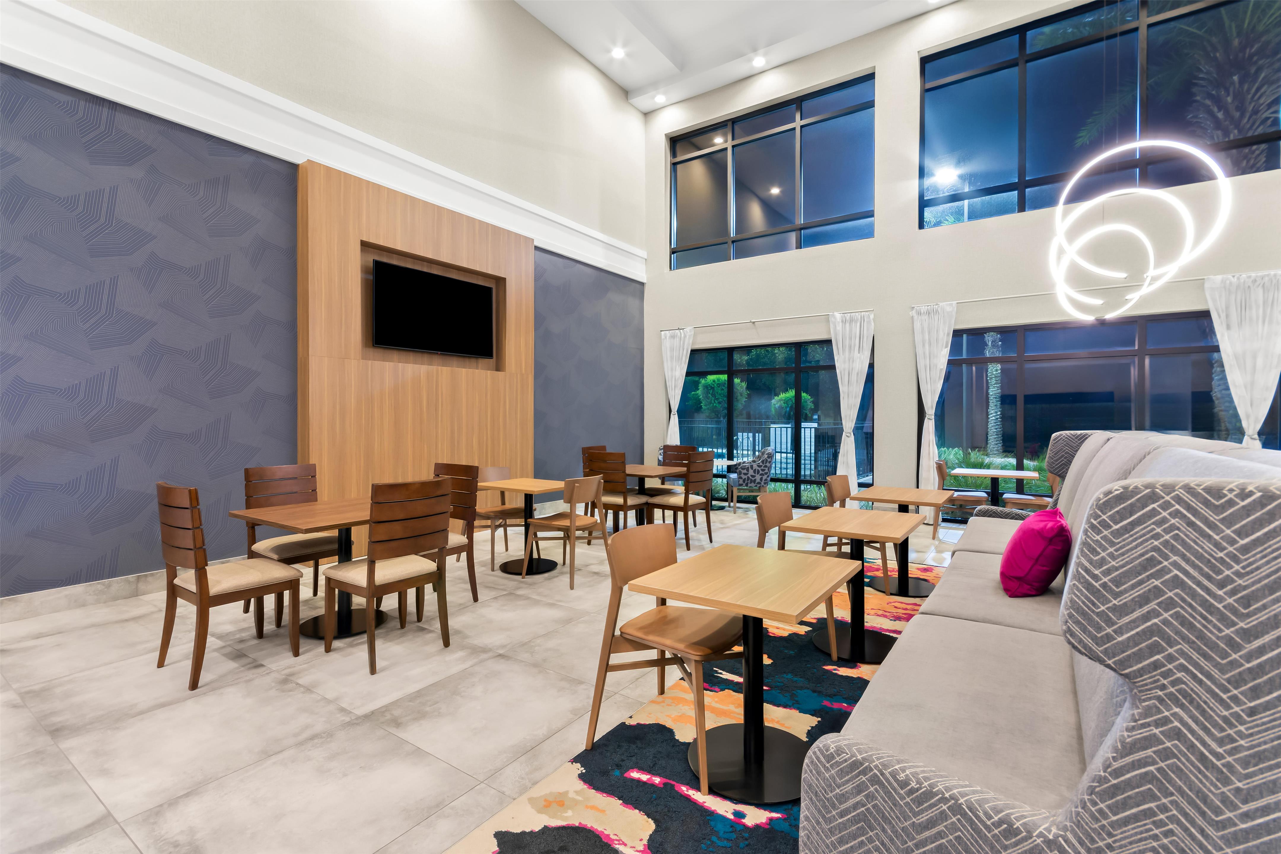 Breakfast Area | Hampton Inn & Suites Pensacola/I-10 Pine Forest Road