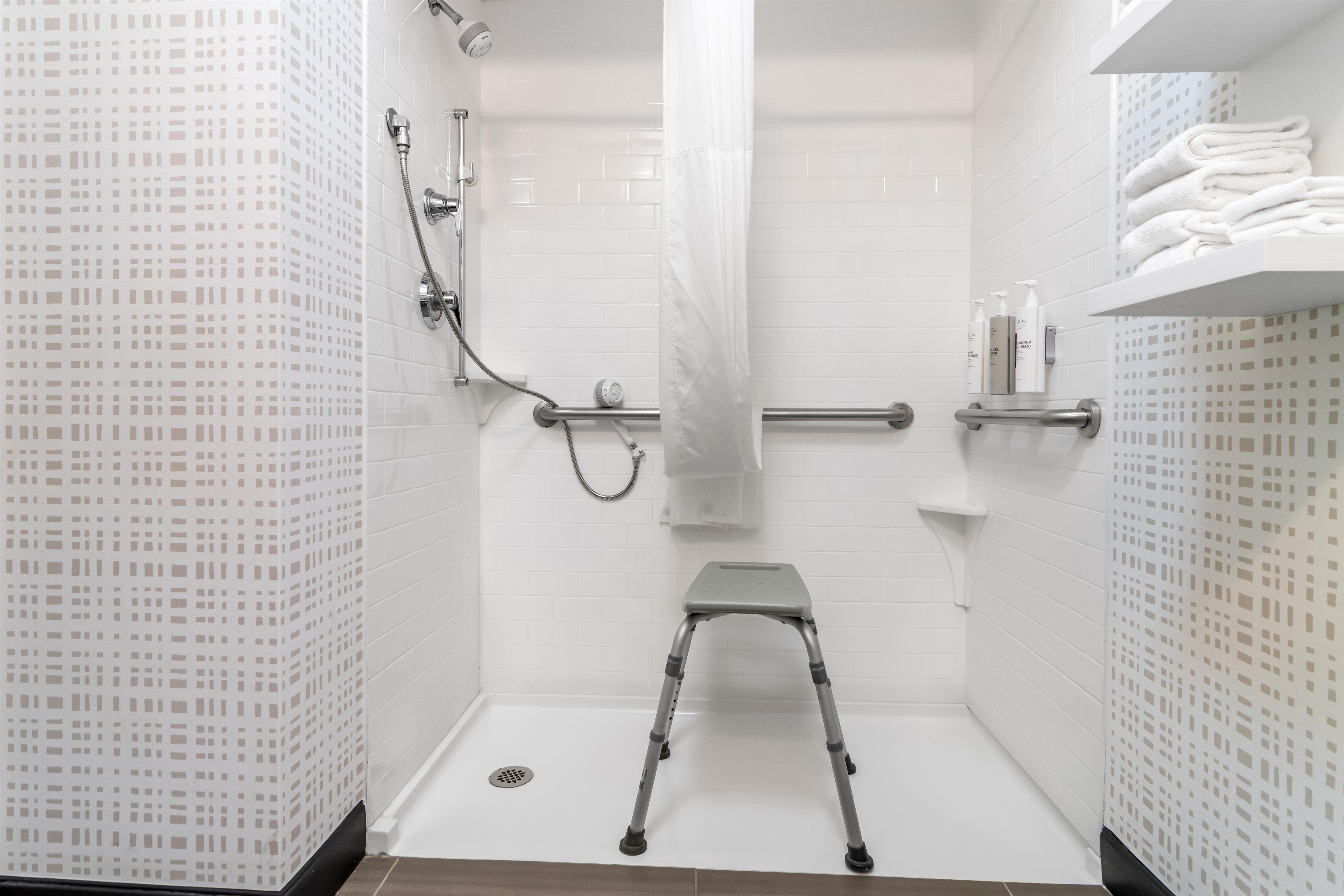Hampton Inn by Hilton Portage Room Type - 2 QNS ACC ROLLIN SHWR NS