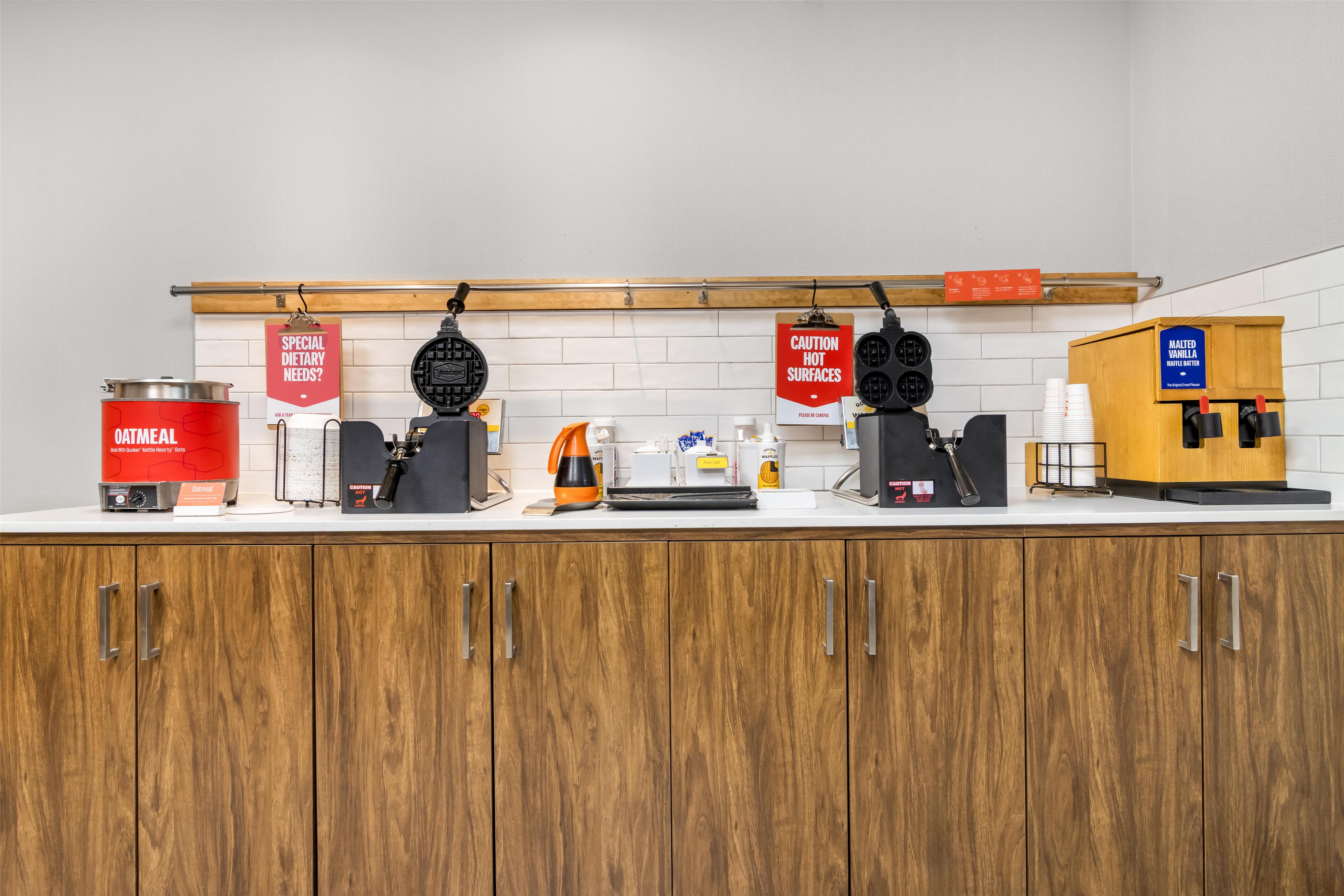 Breakfast Area | Hampton Inn Portage