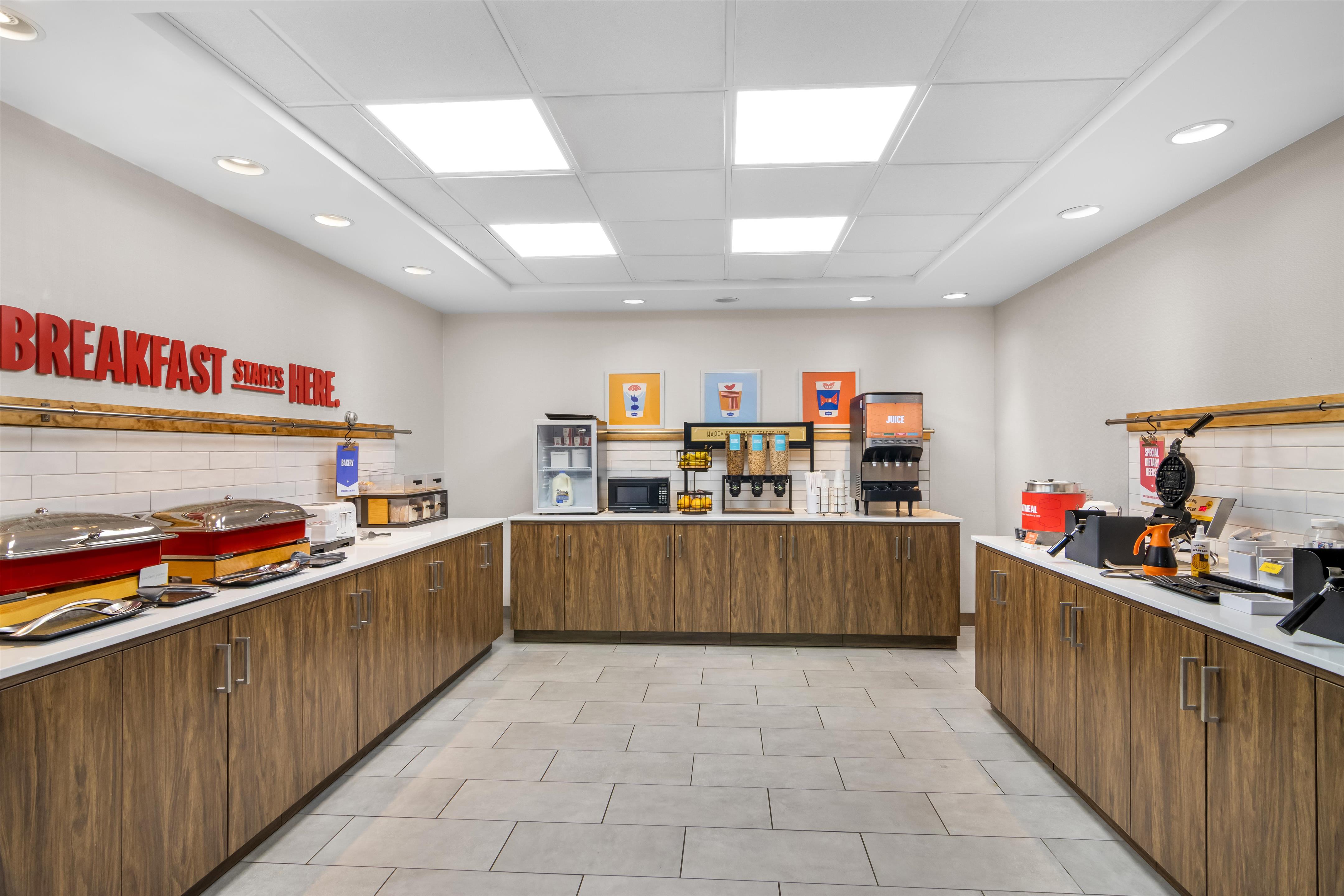 Breakfast Area | Hampton Inn Portage