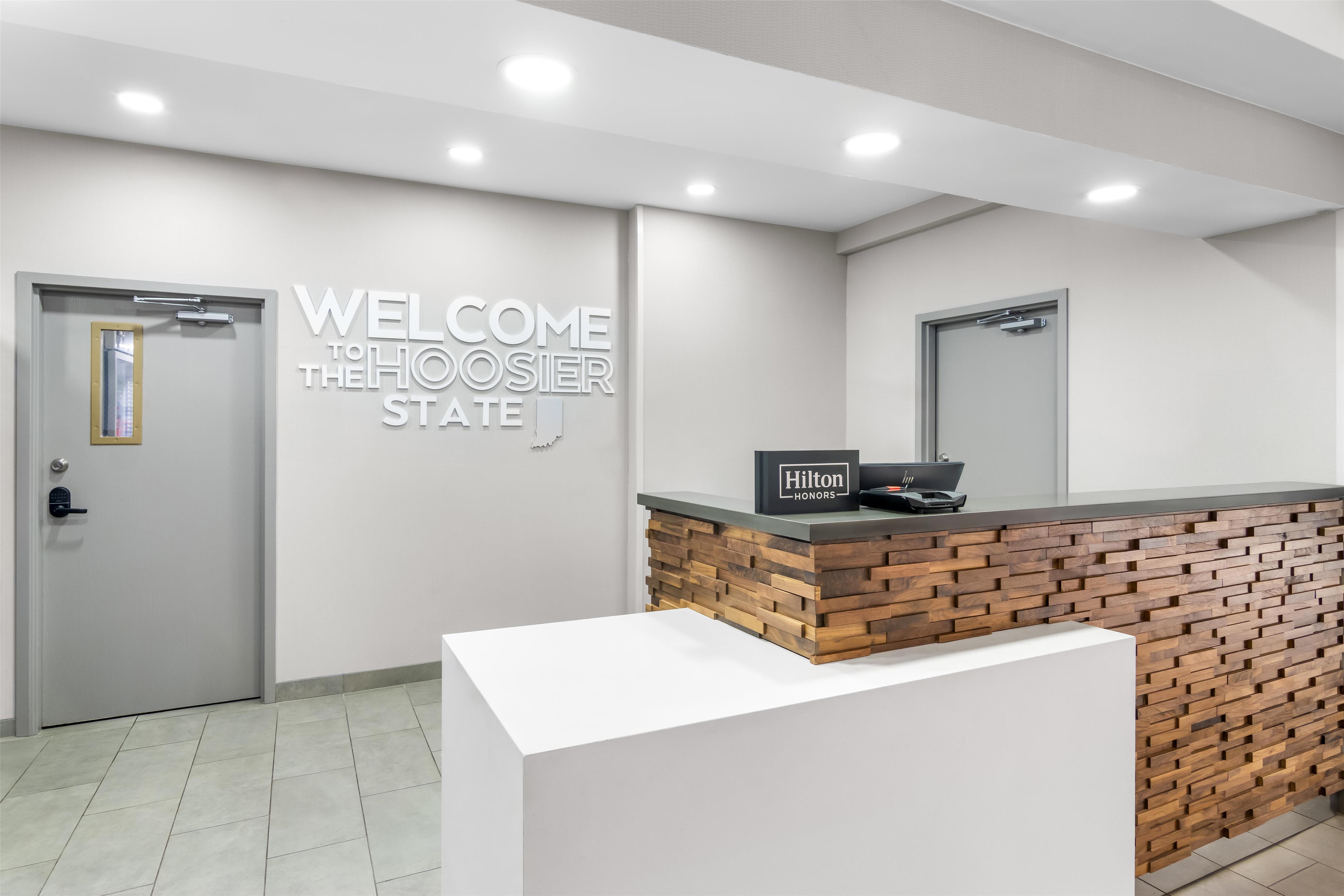 Reception | Hampton Inn Portage