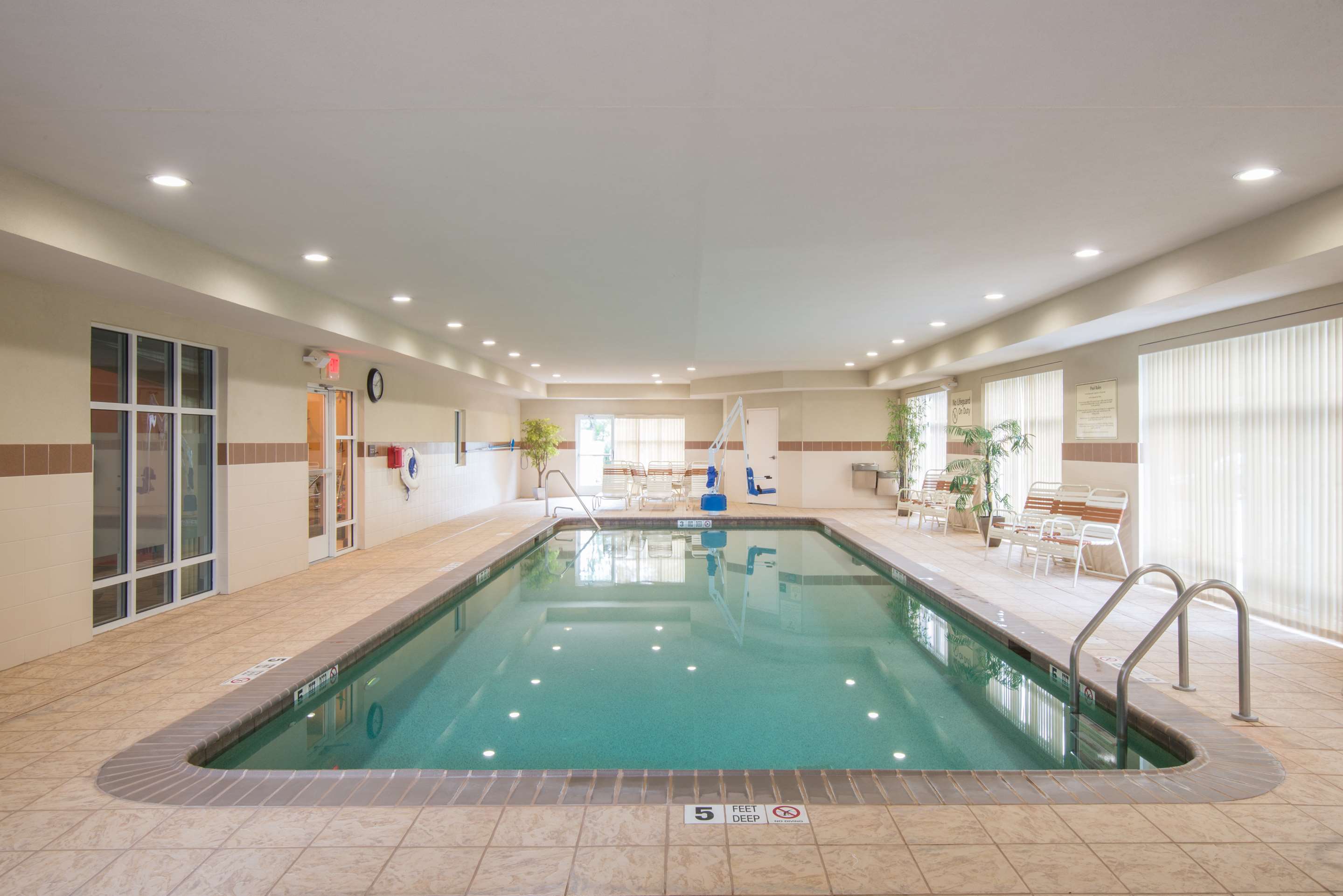 Pool | Hampton Inn Kingston