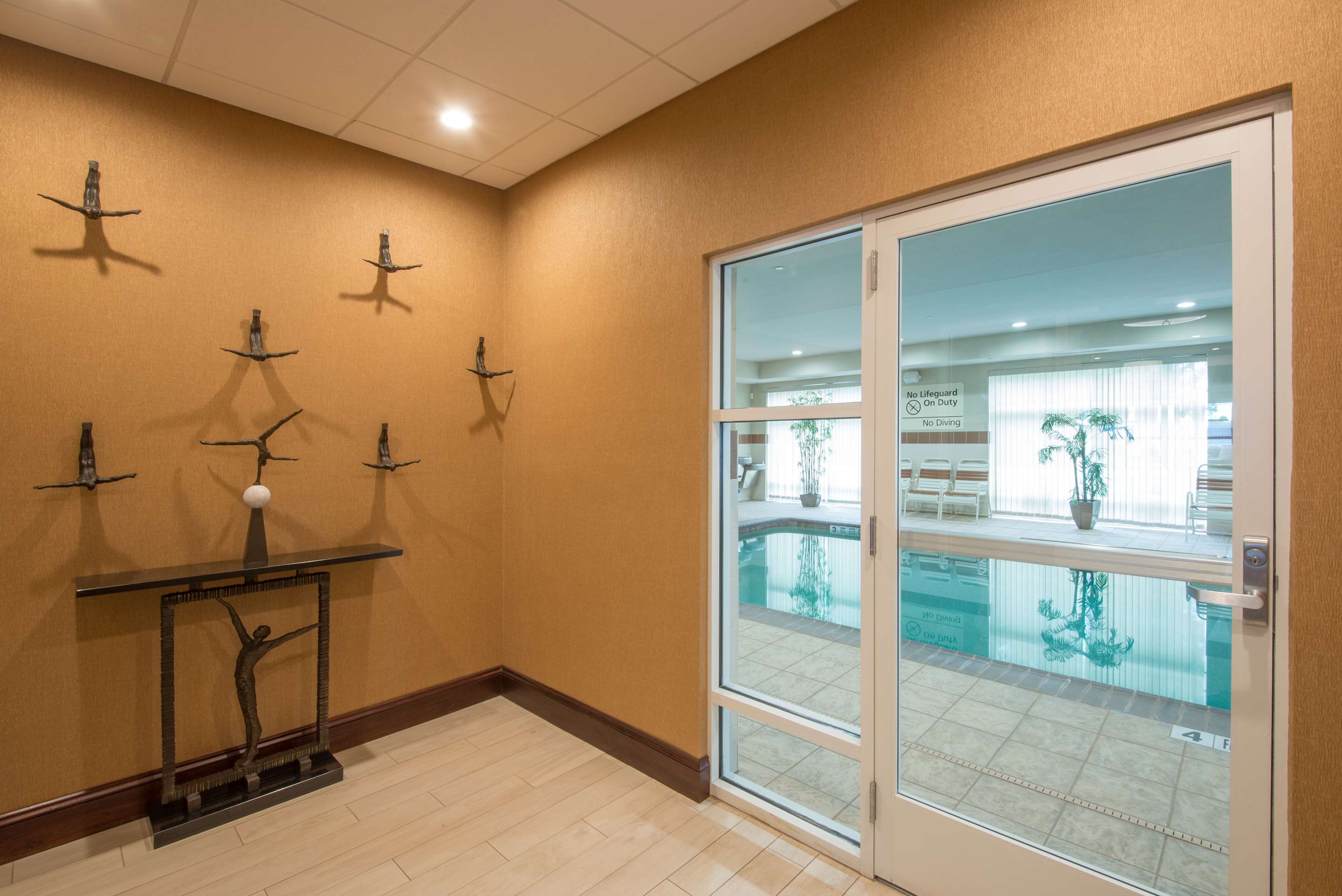 Pool | Hampton Inn Kingston