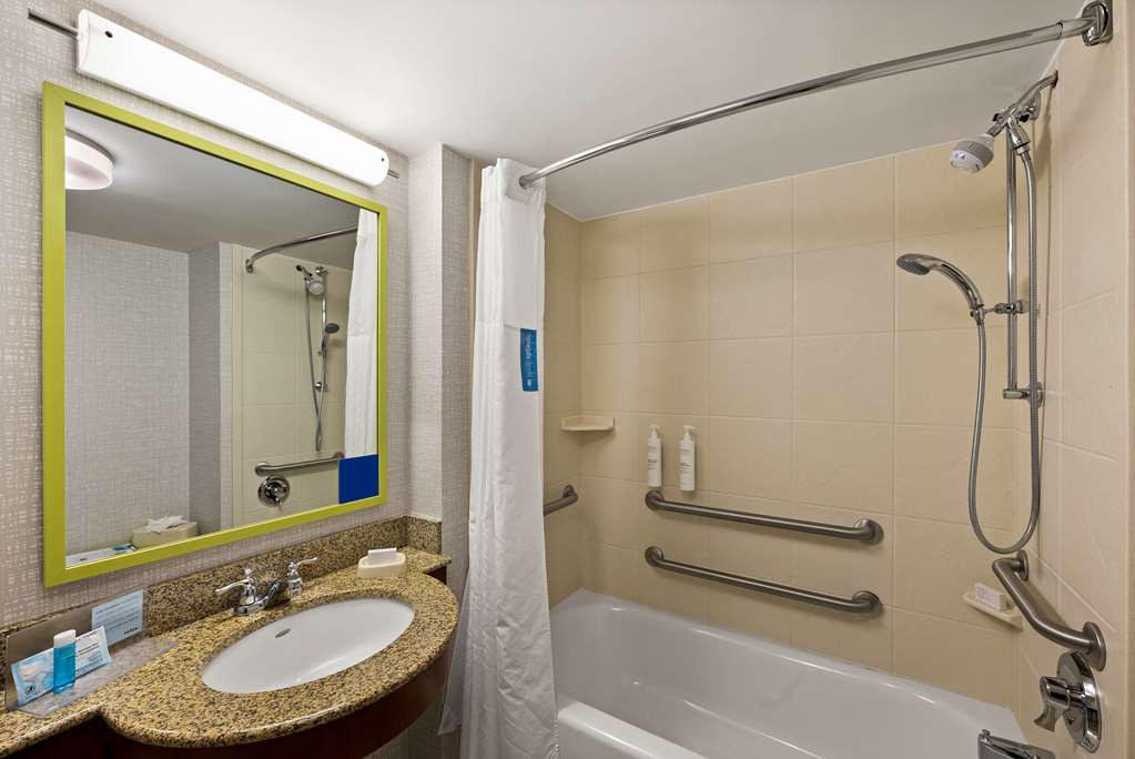 Hampton Inn & Suites by Hilton Poughkeepsie Room Type - 2QN MOB HEARING ACC TUB NS