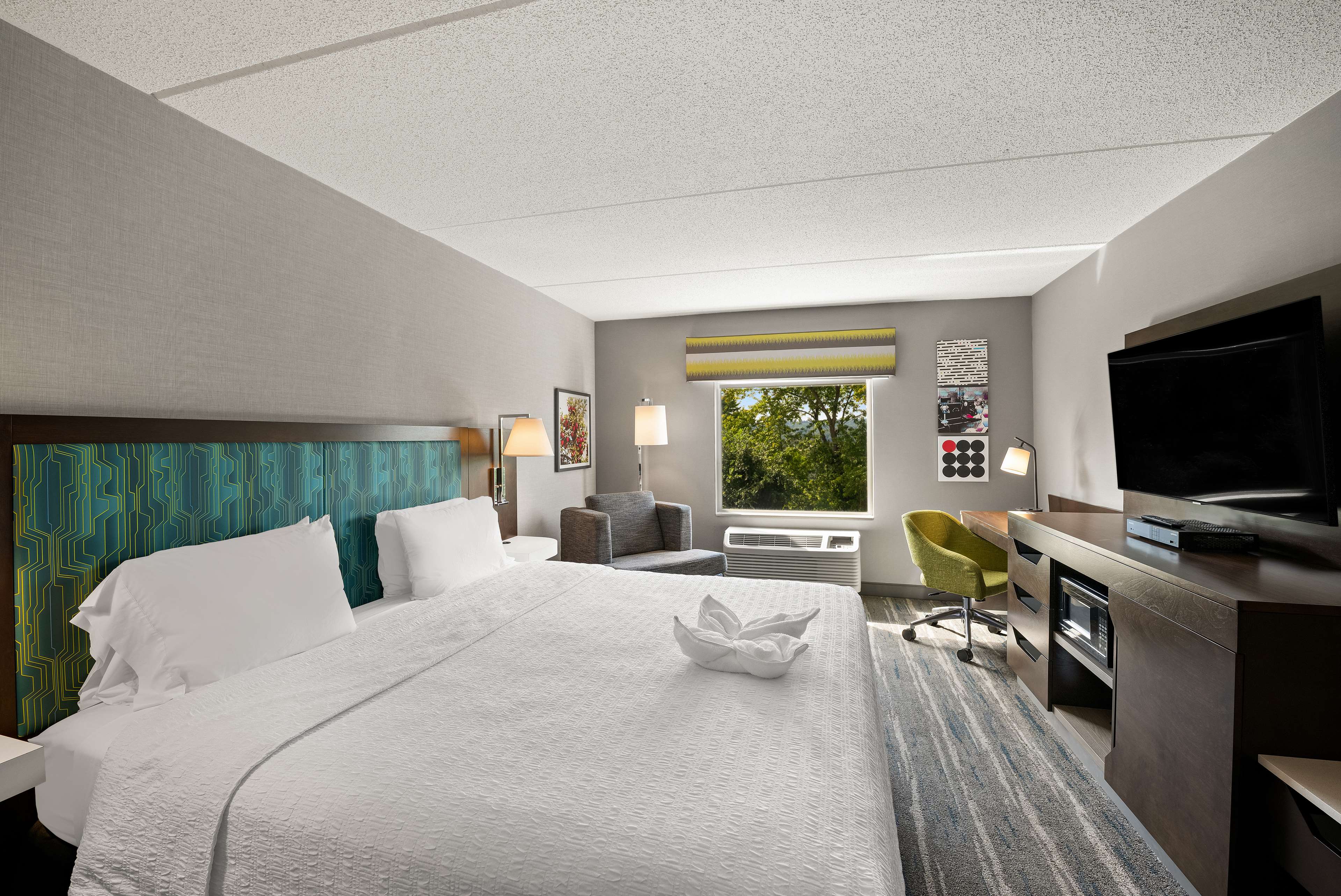 Hampton Inn & Suites by Hilton Poughkeepsie Room Type - 1 KING BED NONSMOKING