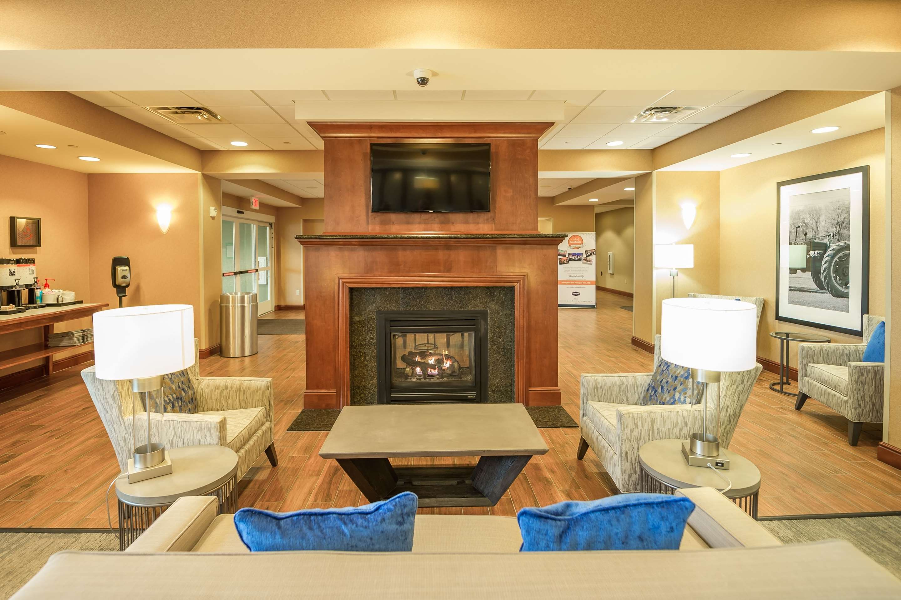 Lobby | Hampton Inn Presque Isle Maine
