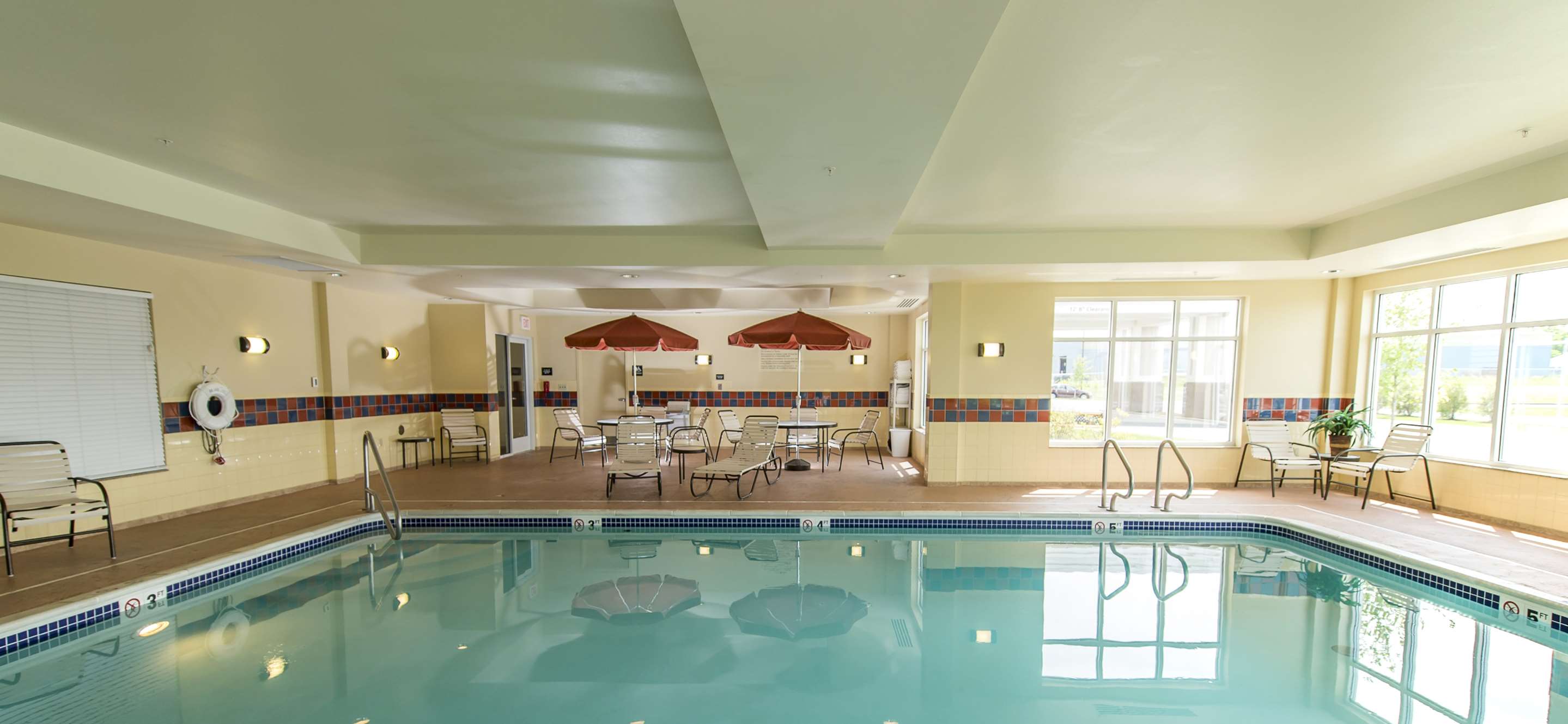 Pool | Hampton Inn Presque Isle Maine