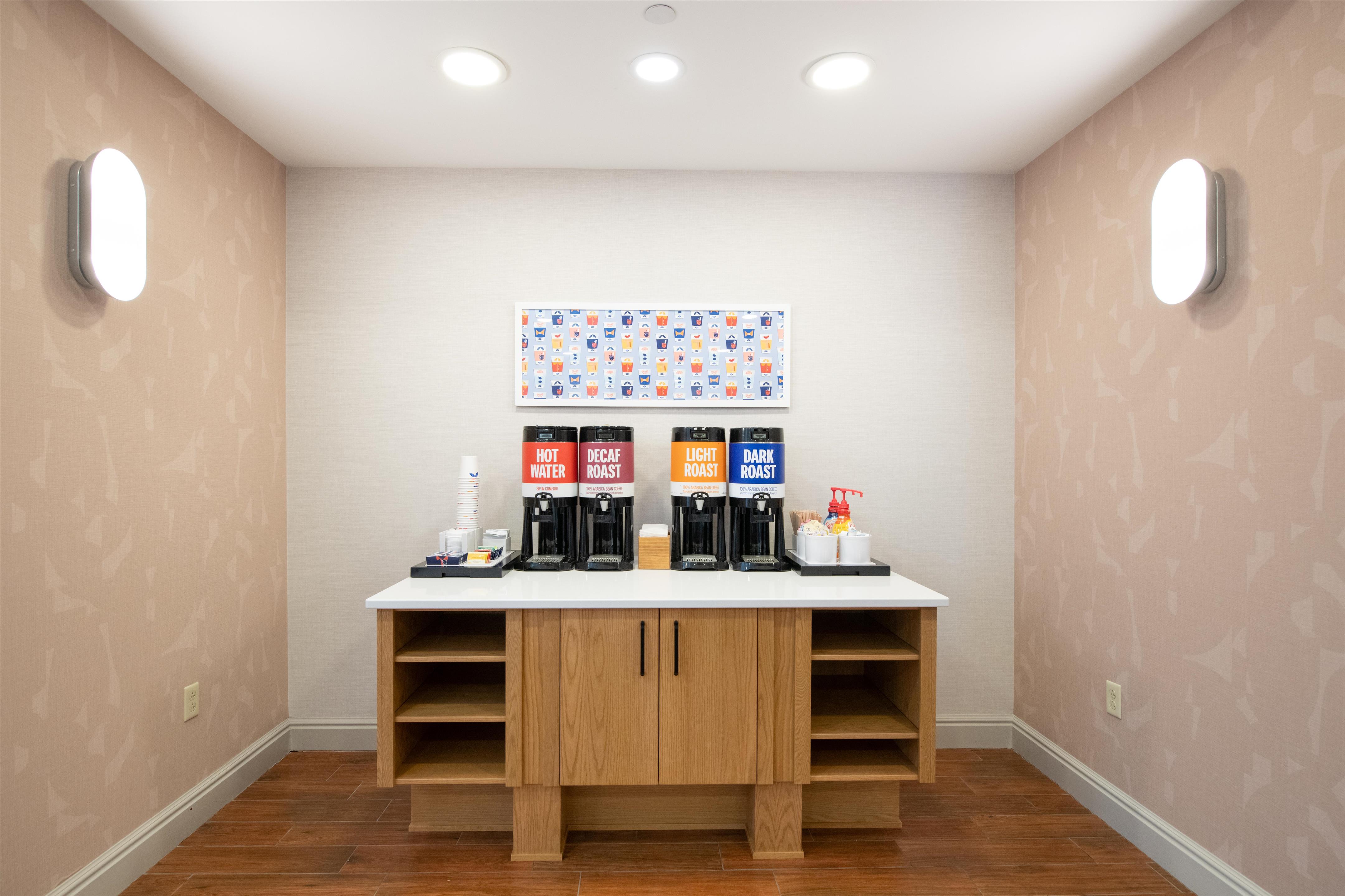 Breakfast Area | Hampton Inn Presque Isle Maine