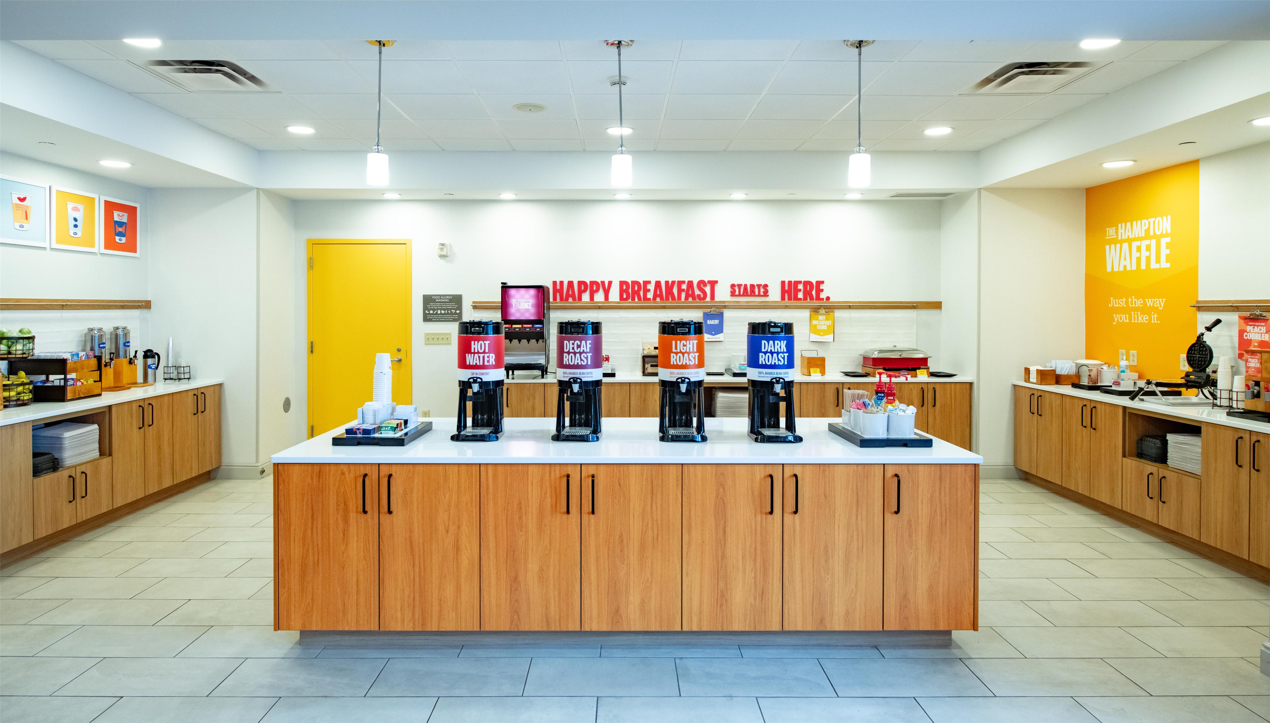 Breakfast Area | Hampton Inn Presque Isle Maine