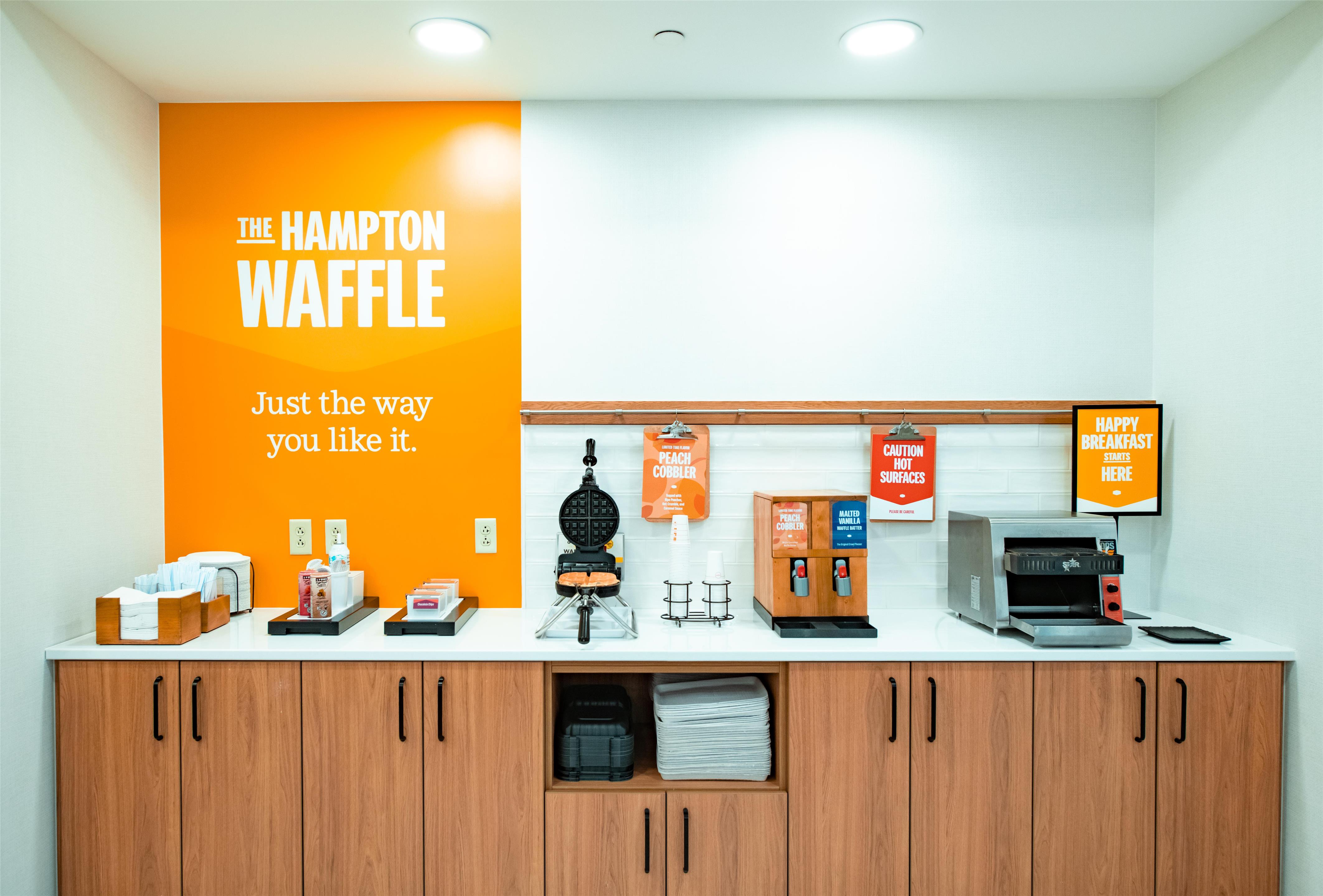 Breakfast Area | Hampton Inn Presque Isle Maine