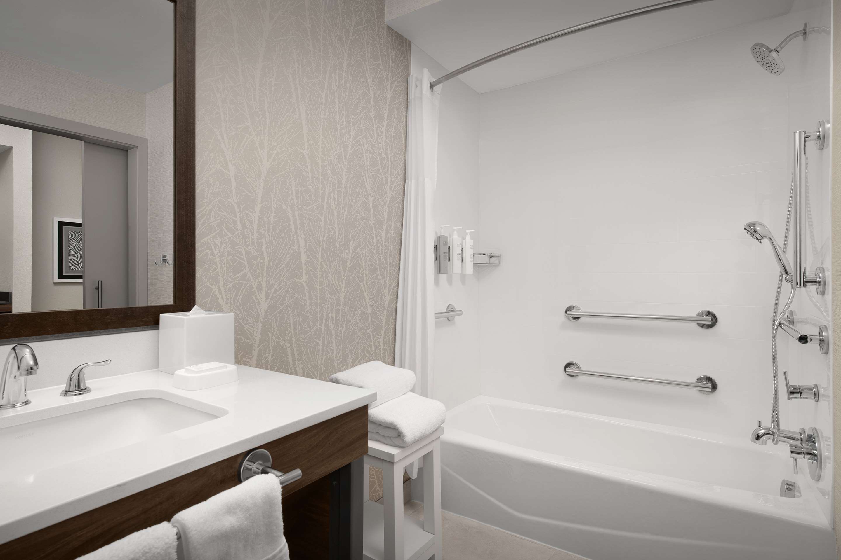 Guest room bath