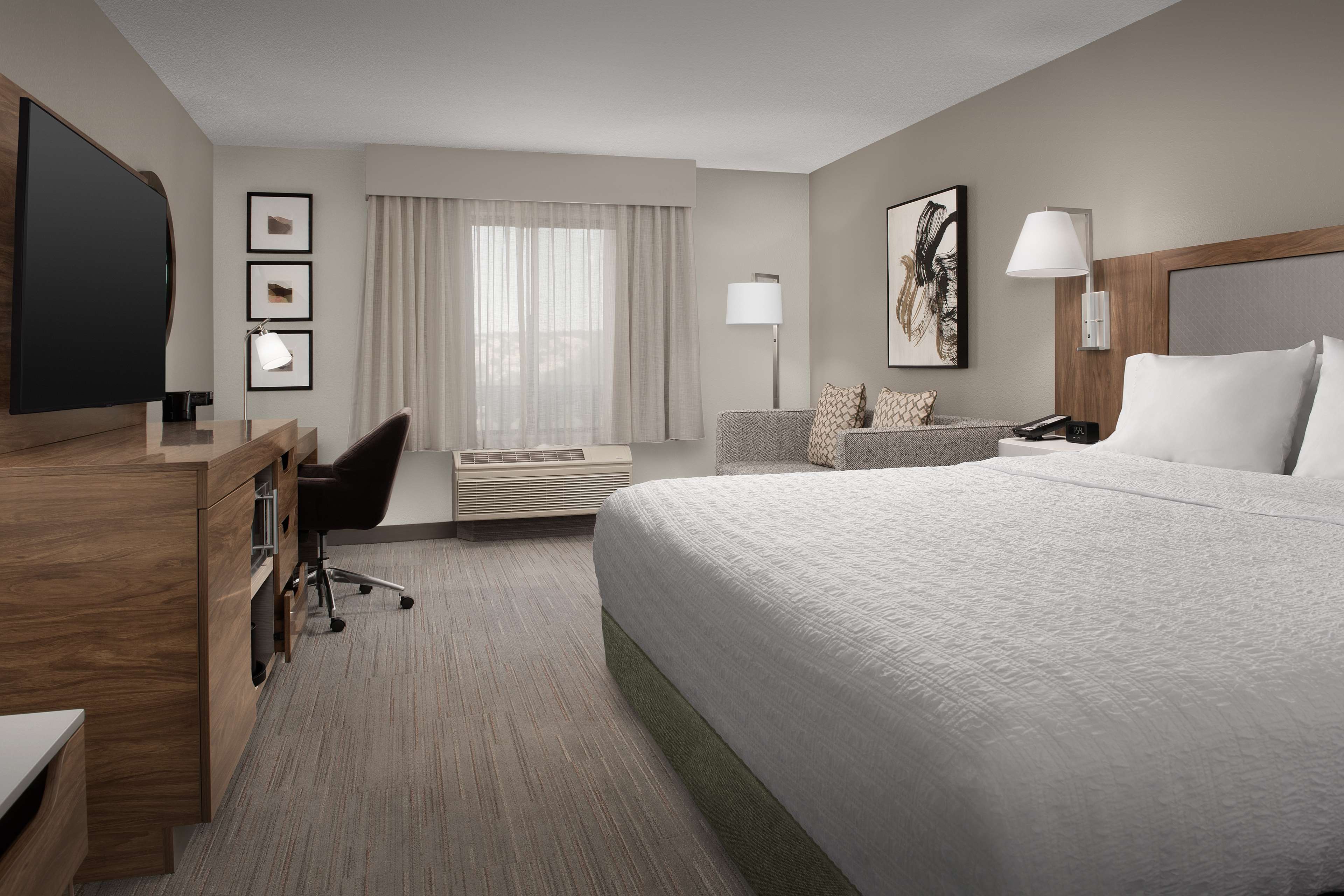 Hampton Inn & Suites by Hilton Paso Robles Room Type - King Room with King Bed - Non-Smoking