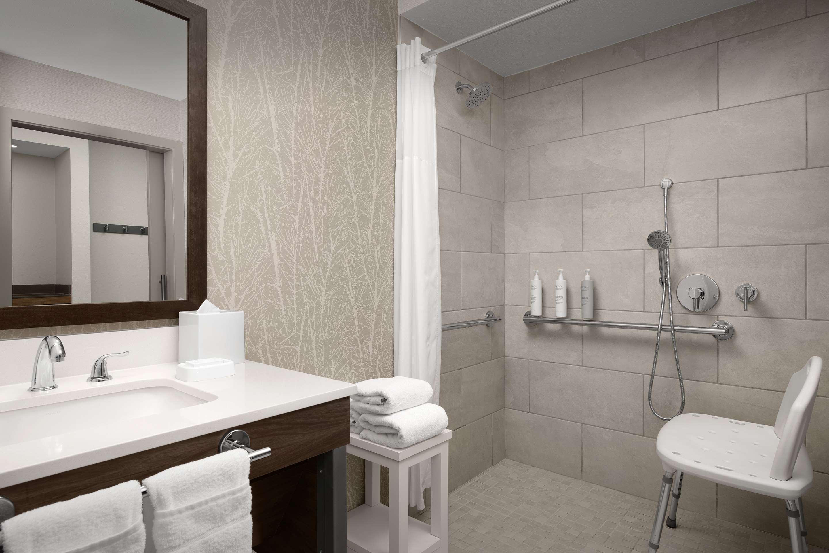 Guest room bath