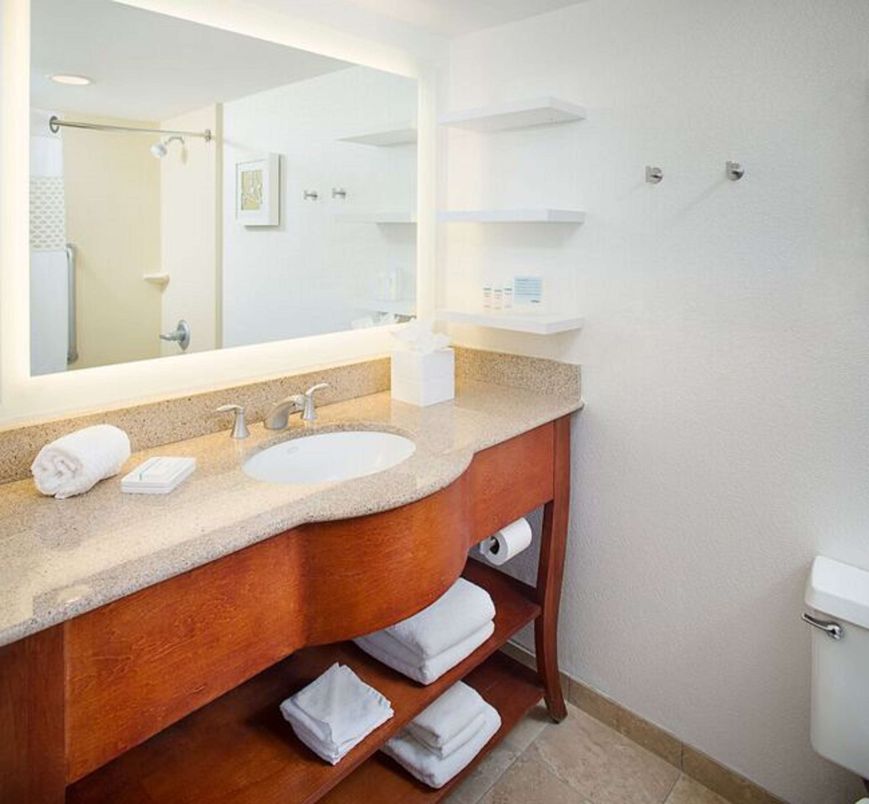 Guest room bath