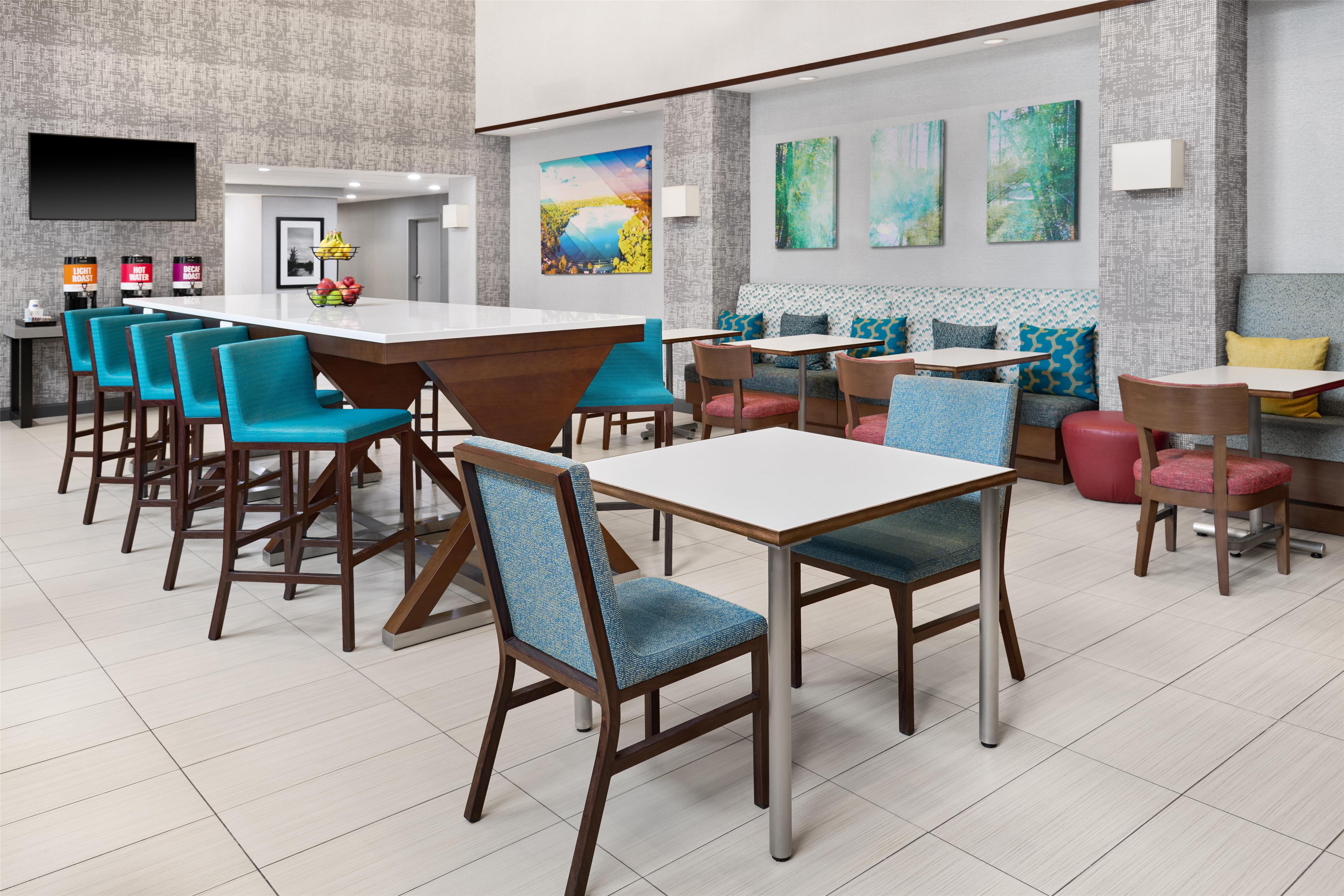 Breakfast Area | Hampton Inn & Suites Parsippany/North