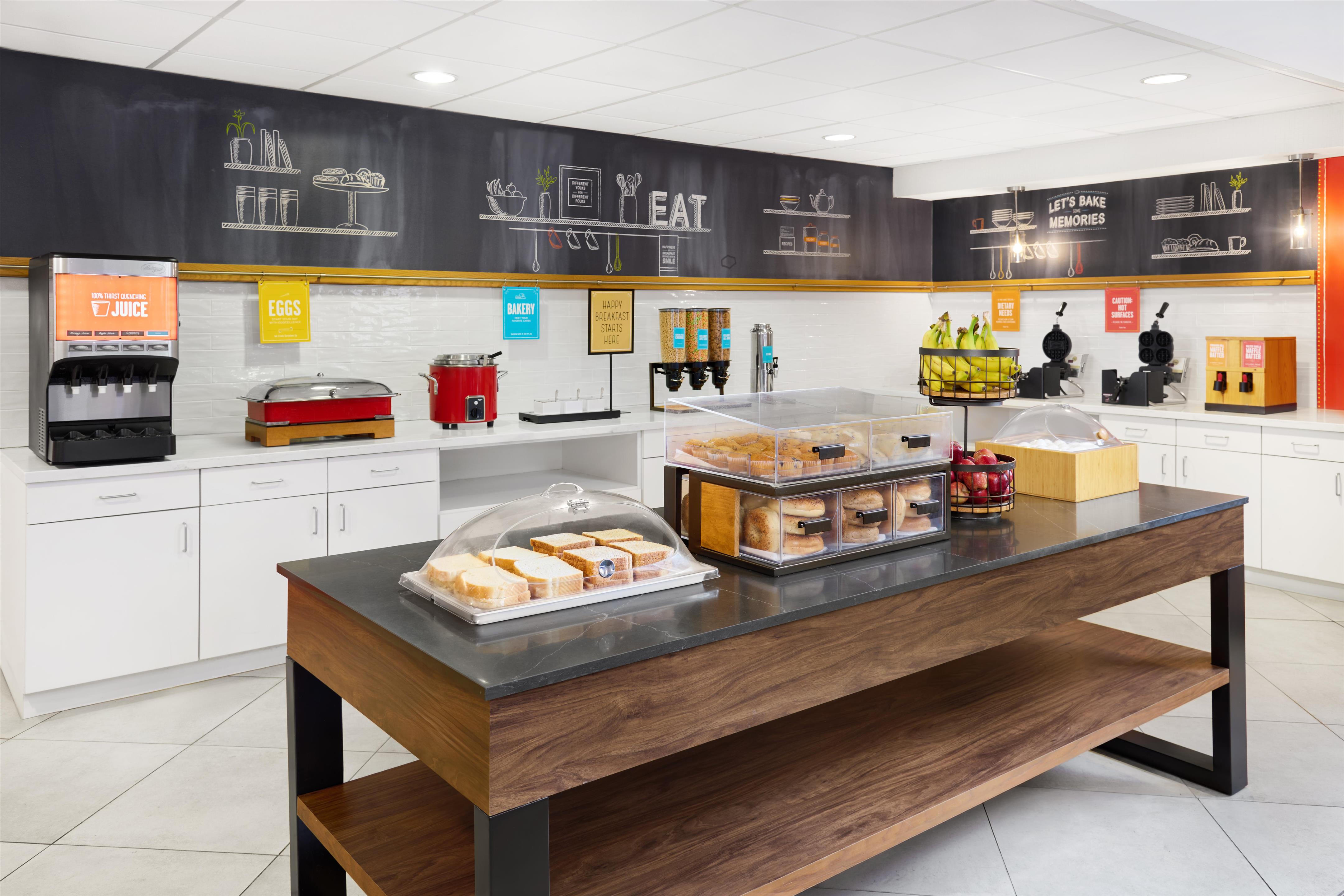 Breakfast Area | Hampton Inn & Suites Parsippany/North