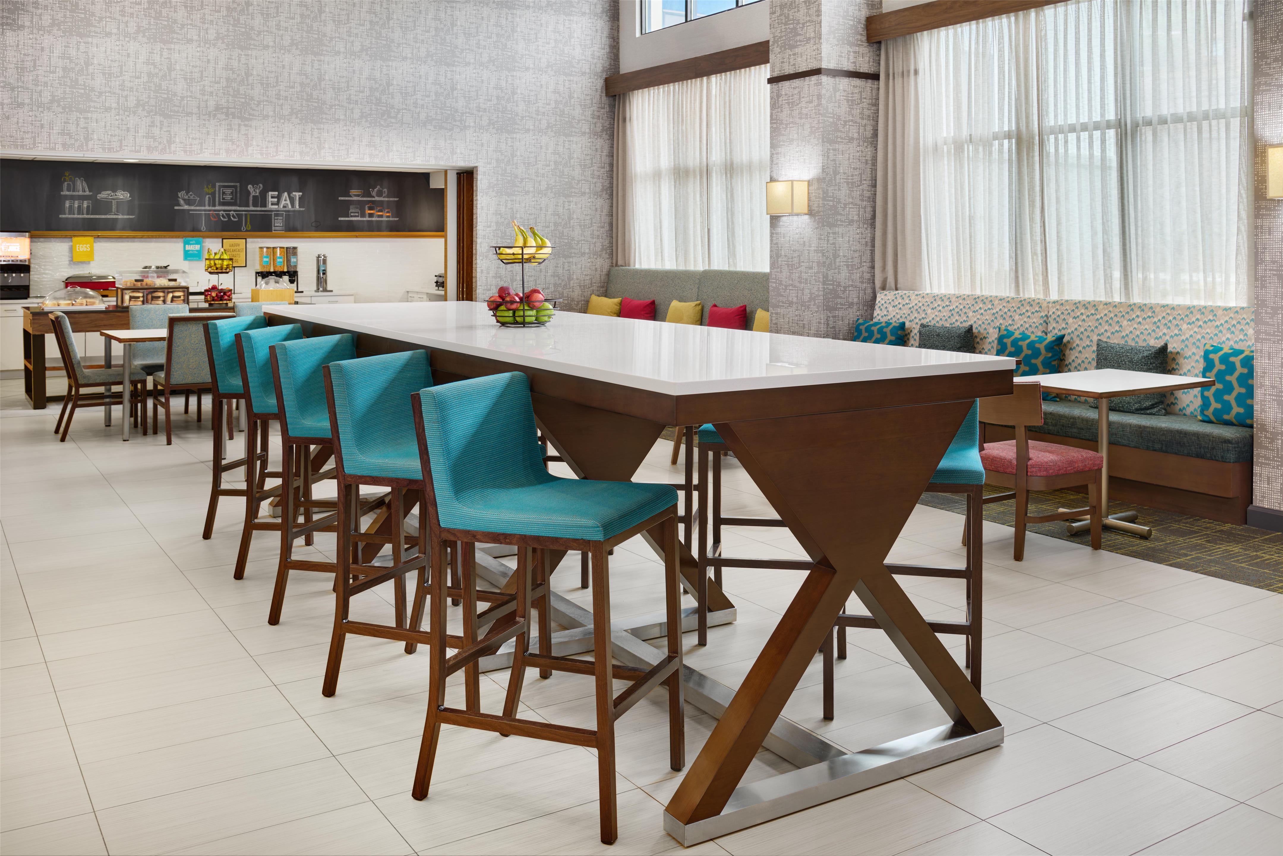 Breakfast Area | Hampton Inn & Suites Parsippany/North