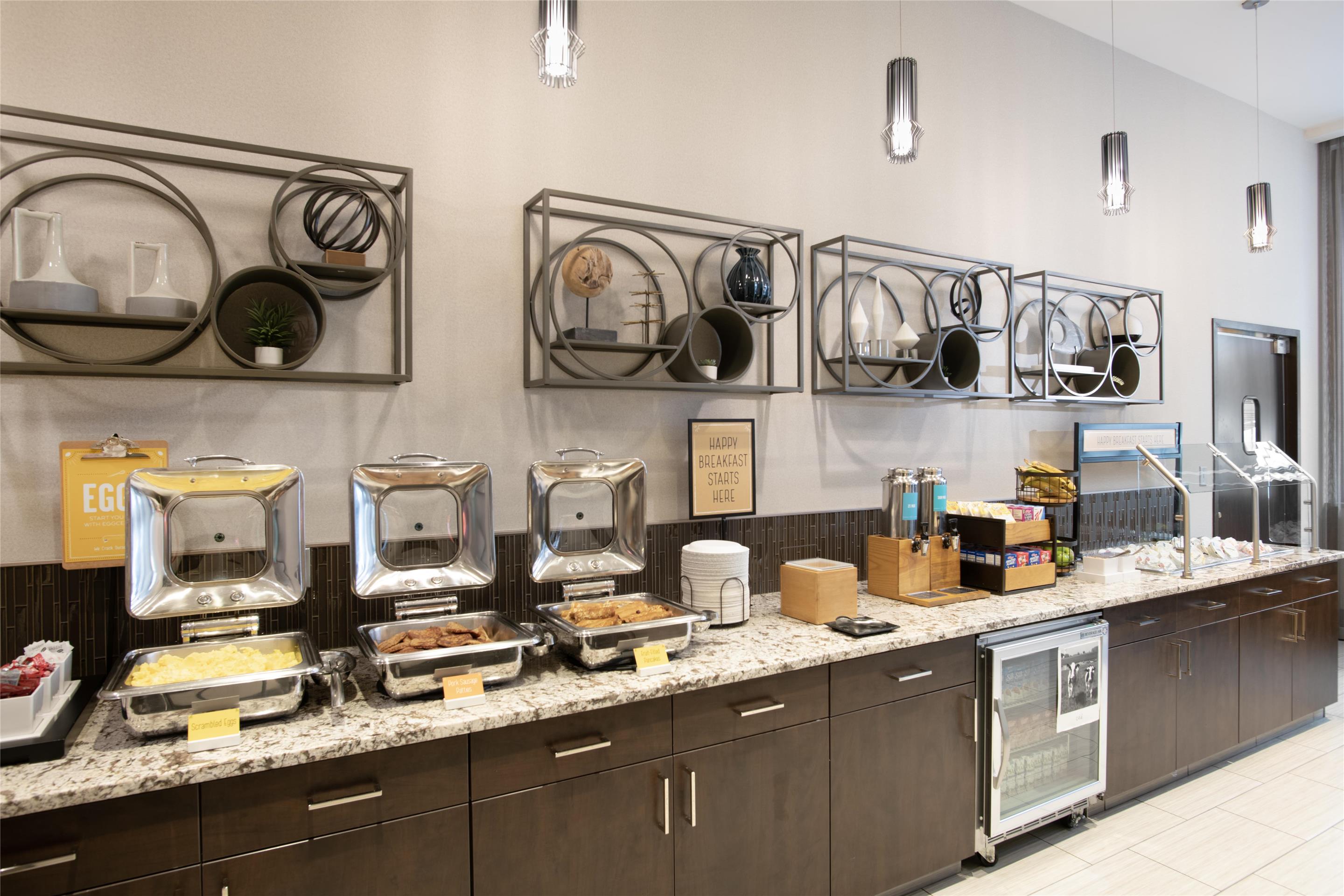 Breakfast Area | Hampton Inn & Suites Portsmouth Downtown
