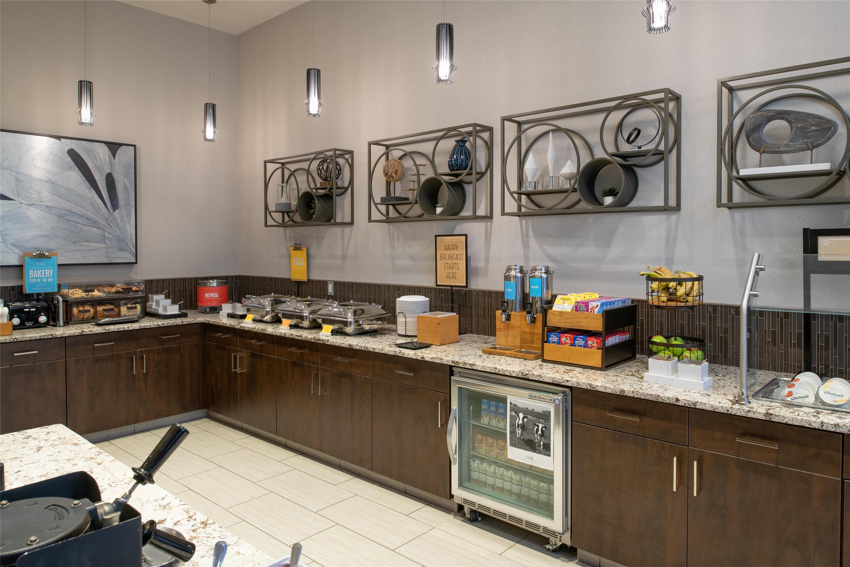 Breakfast Area | Hampton Inn & Suites Portsmouth Downtown