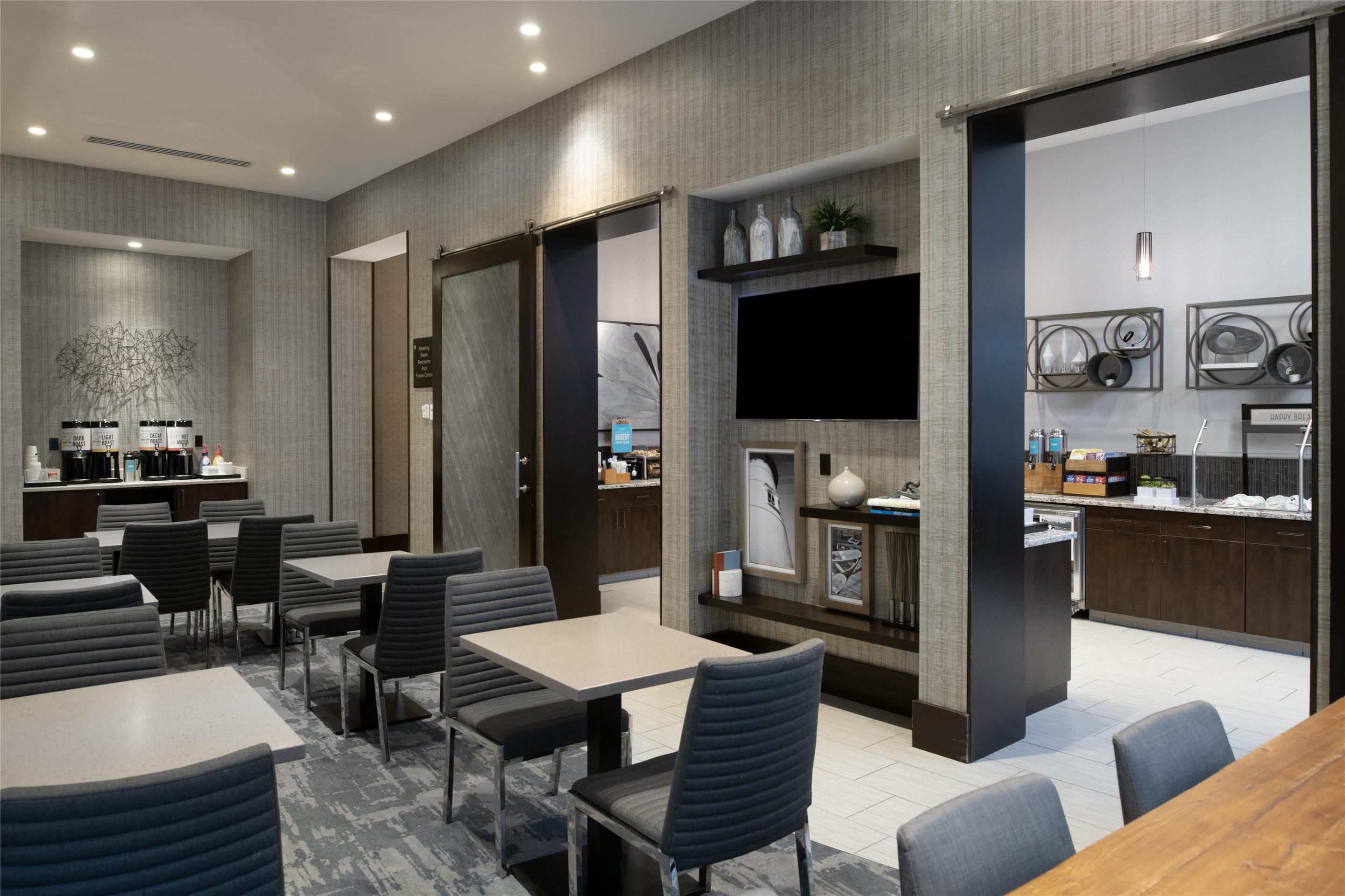 Breakfast Area | Hampton Inn & Suites Portsmouth Downtown