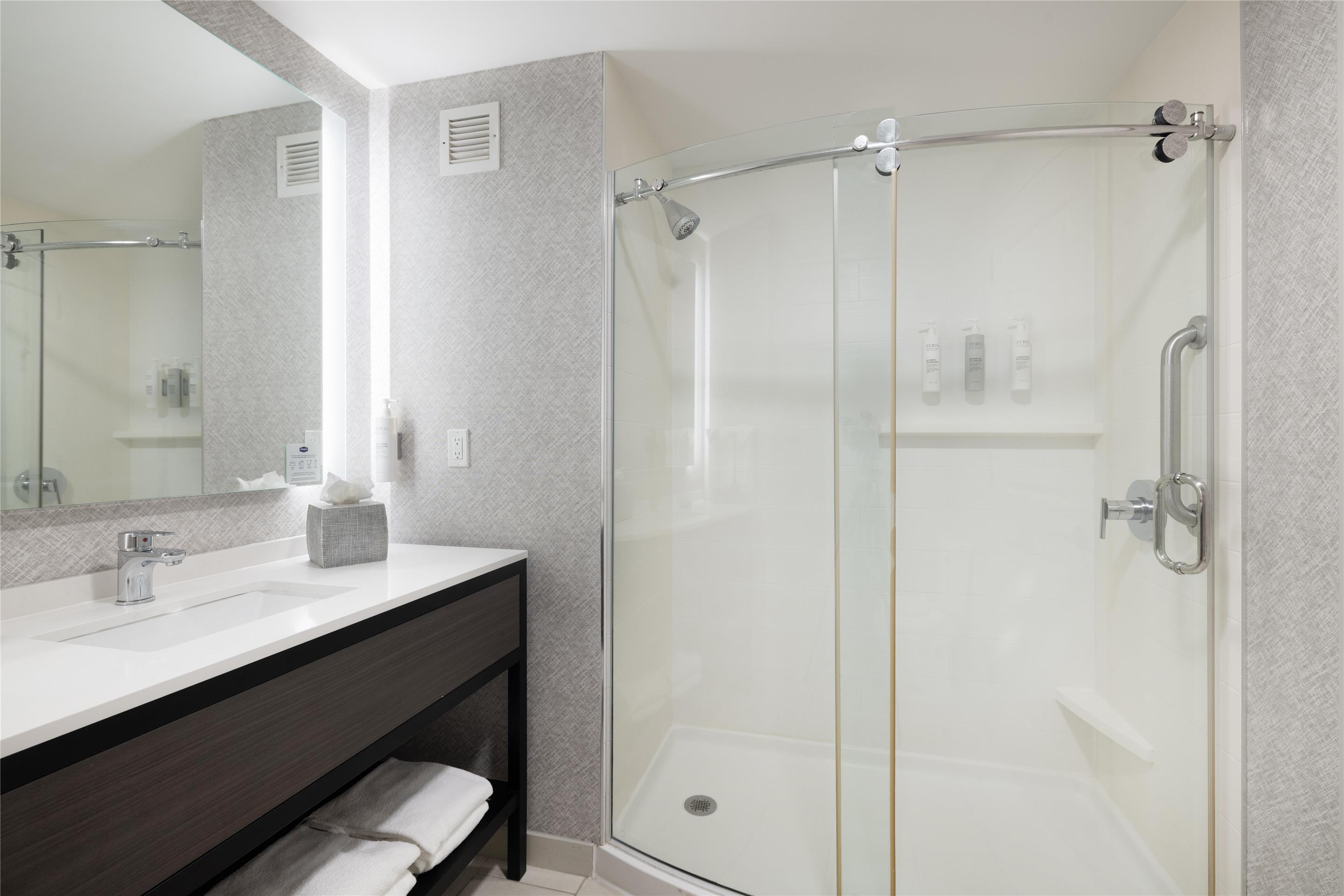Guest room bath
