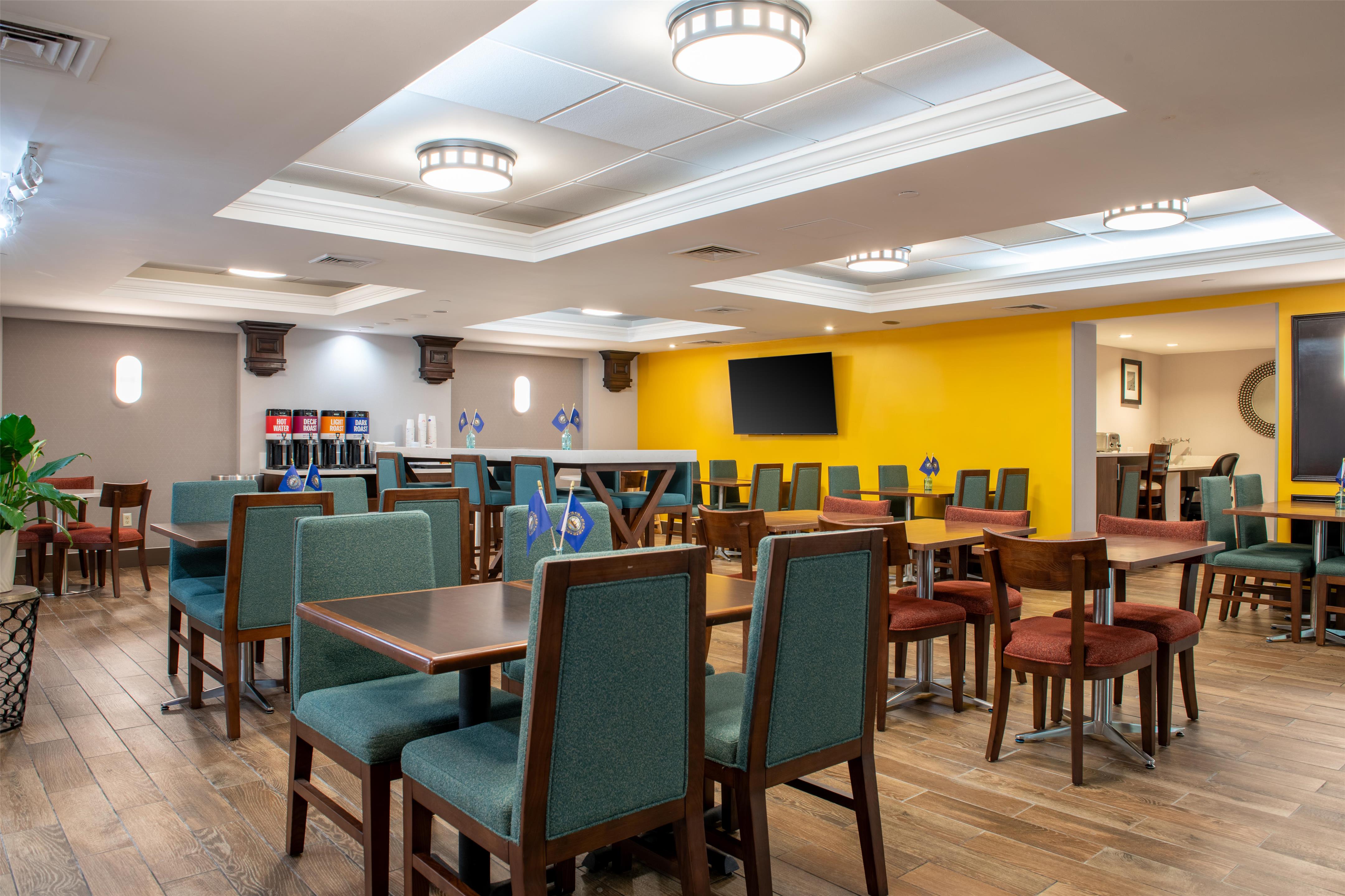 Breakfast Area | Hampton Inn Portsmouth Central