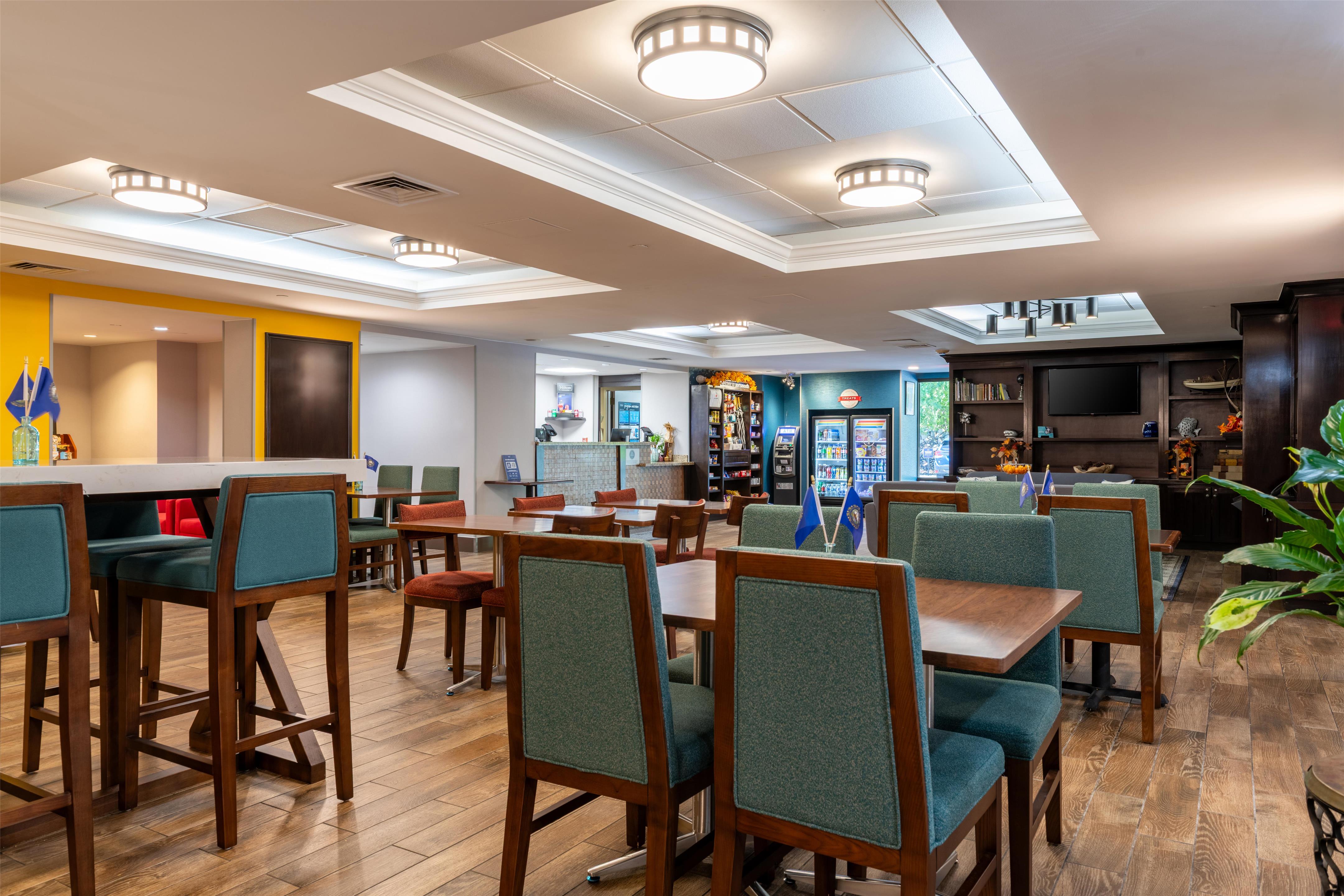 Breakfast Area | Hampton Inn Portsmouth Central
