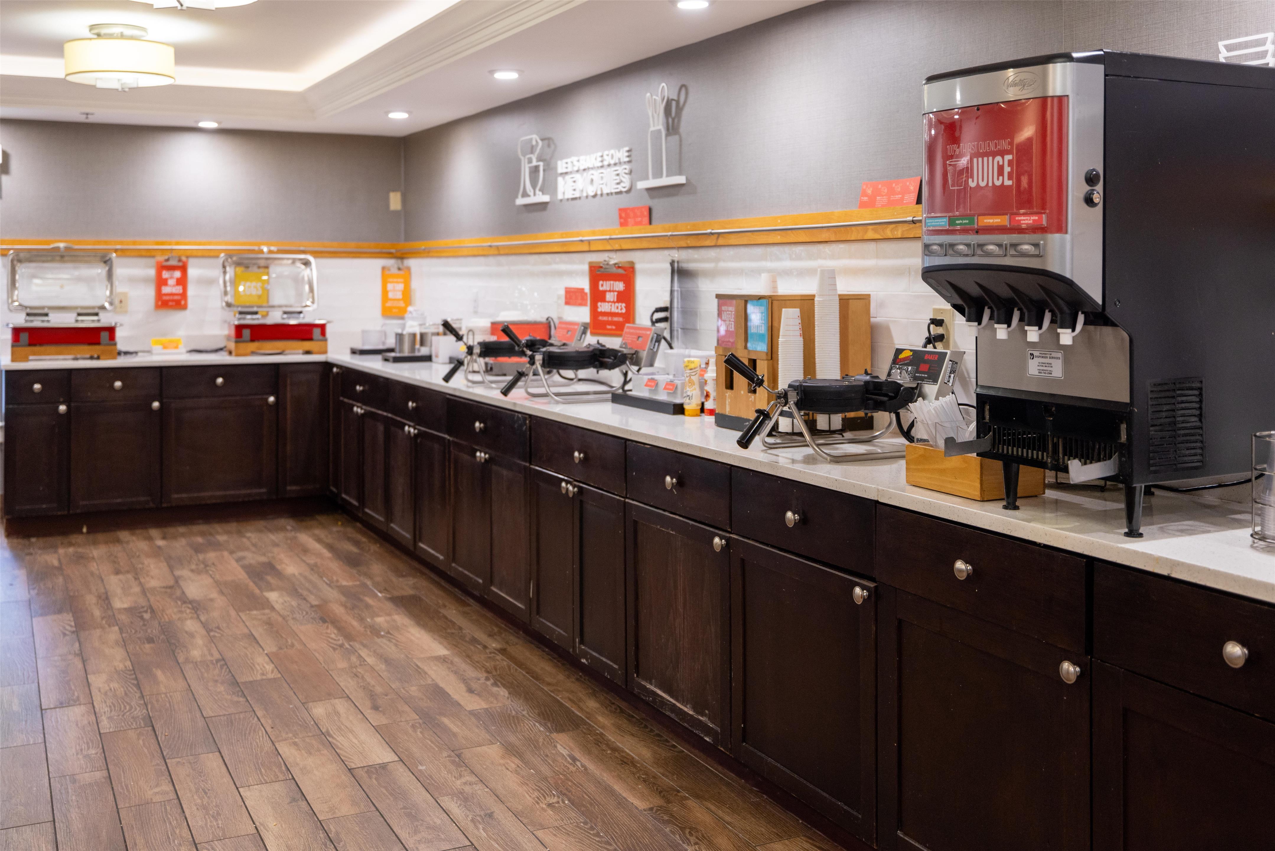 Breakfast Area | Hampton Inn Portsmouth Central