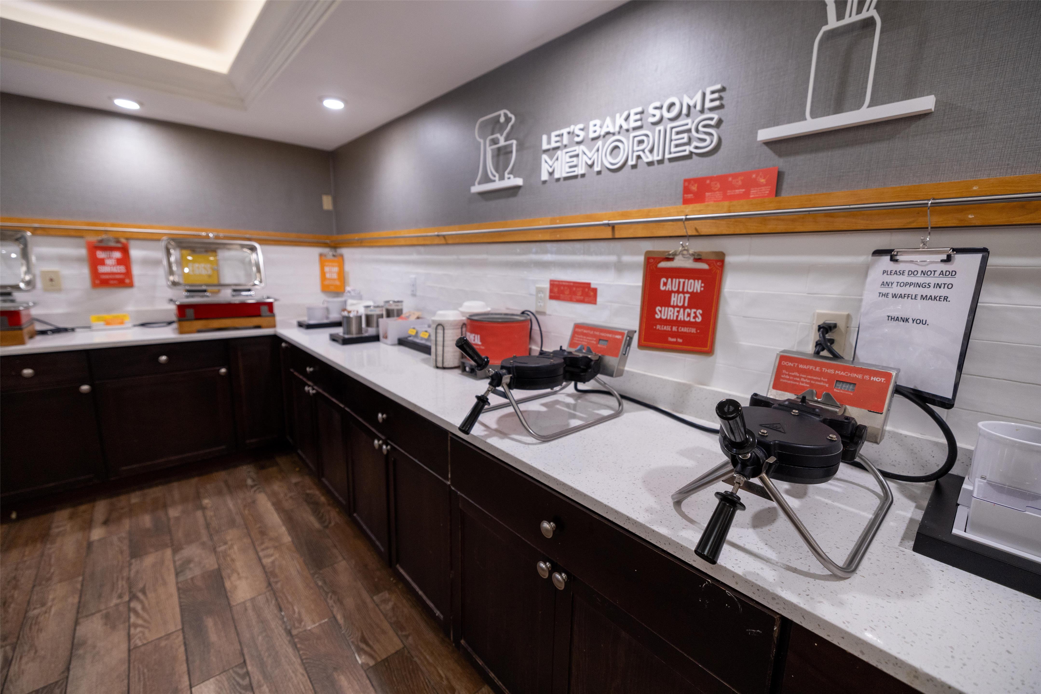 Breakfast Area | Hampton Inn Portsmouth Central