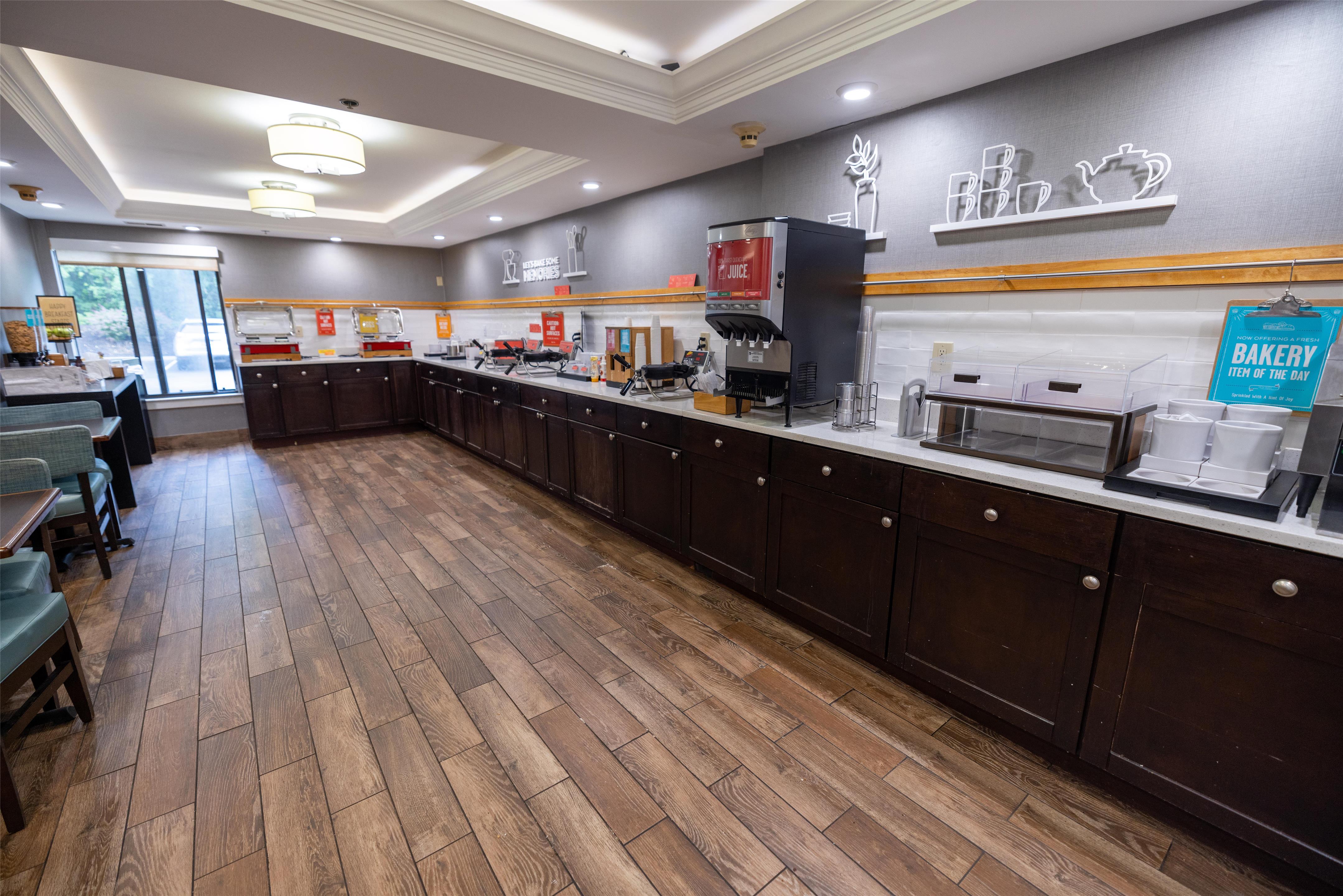 Breakfast Area | Hampton Inn Portsmouth Central