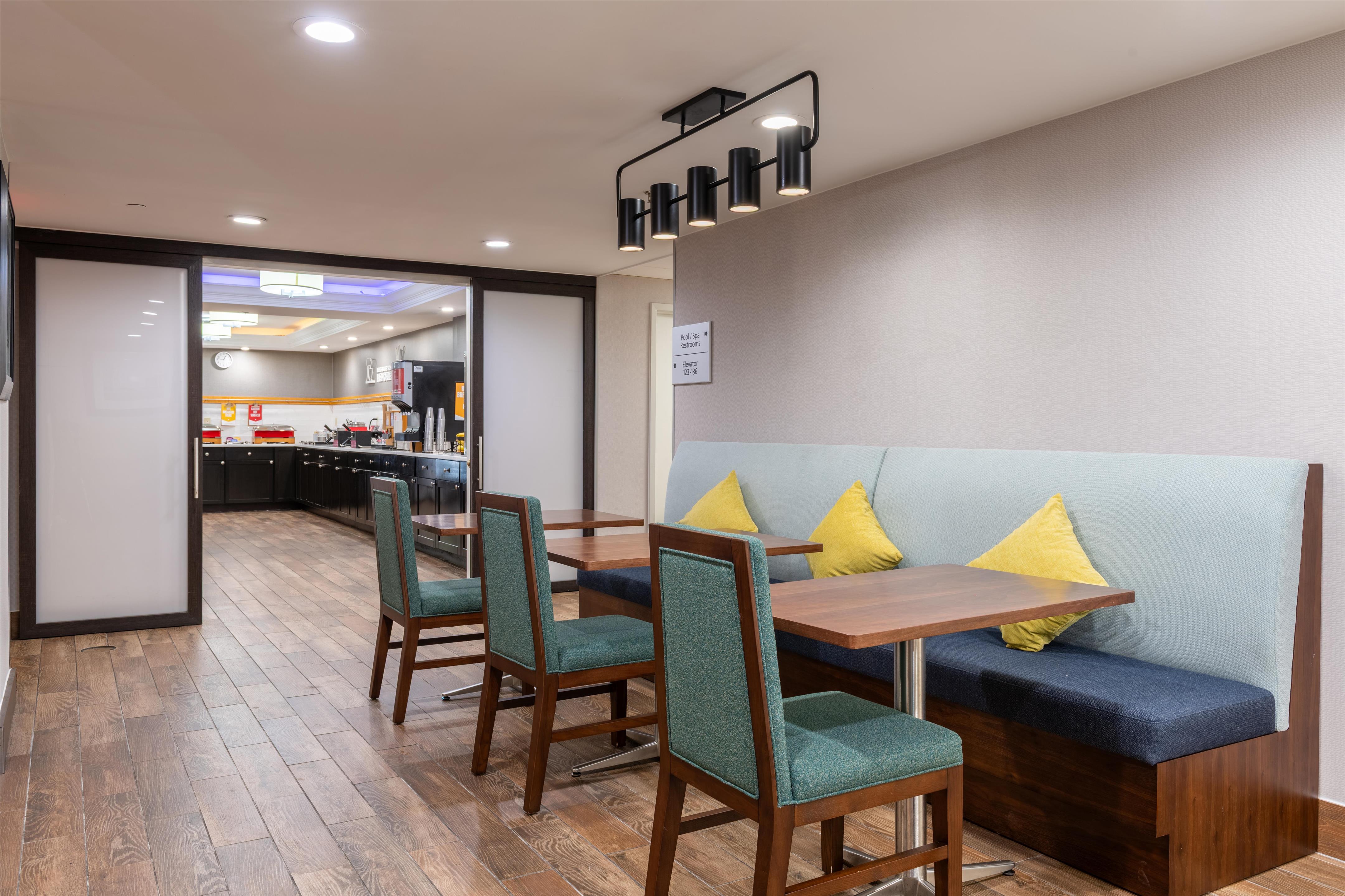 Breakfast Area | Hampton Inn Portsmouth Central