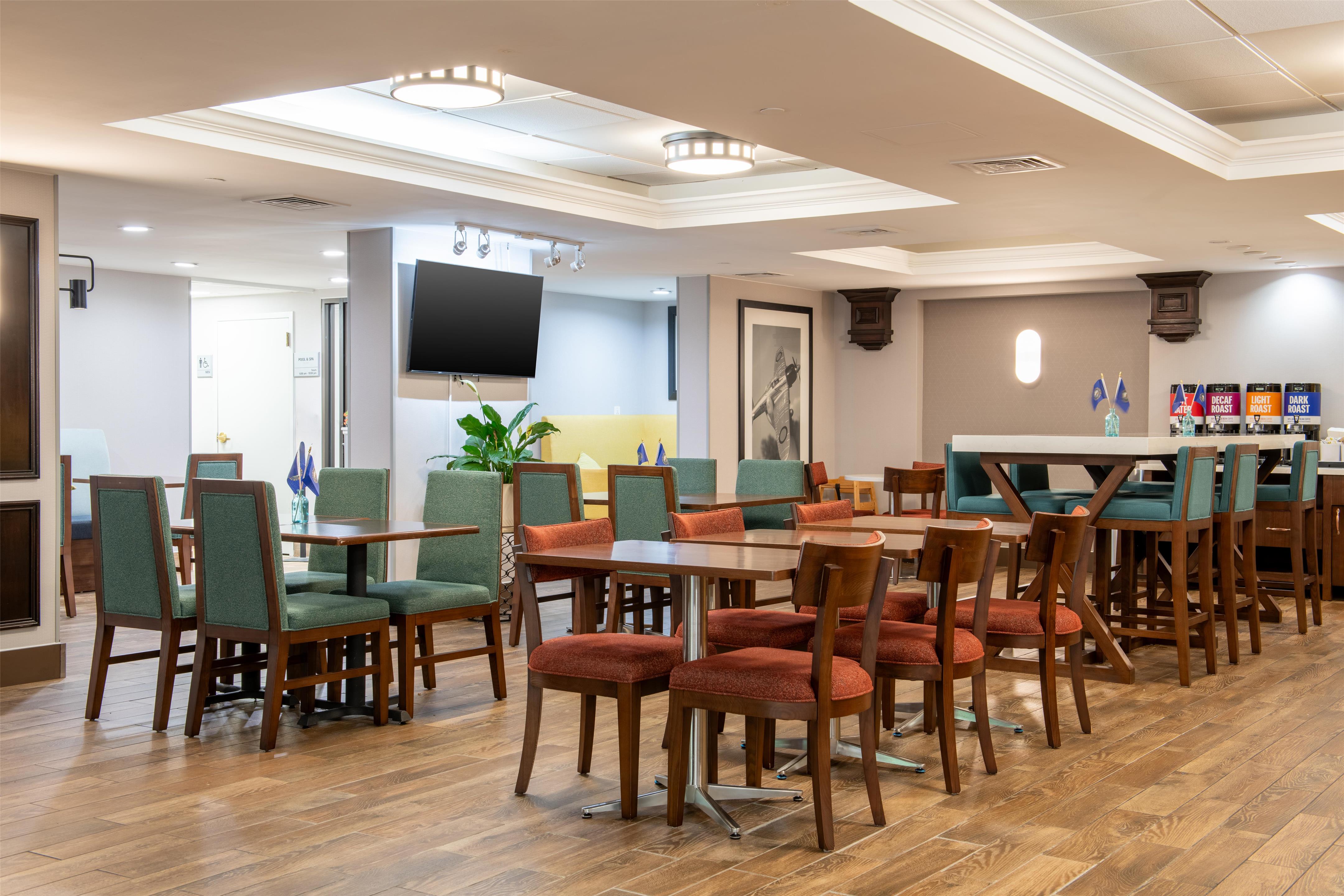 Breakfast Area | Hampton Inn Portsmouth Central