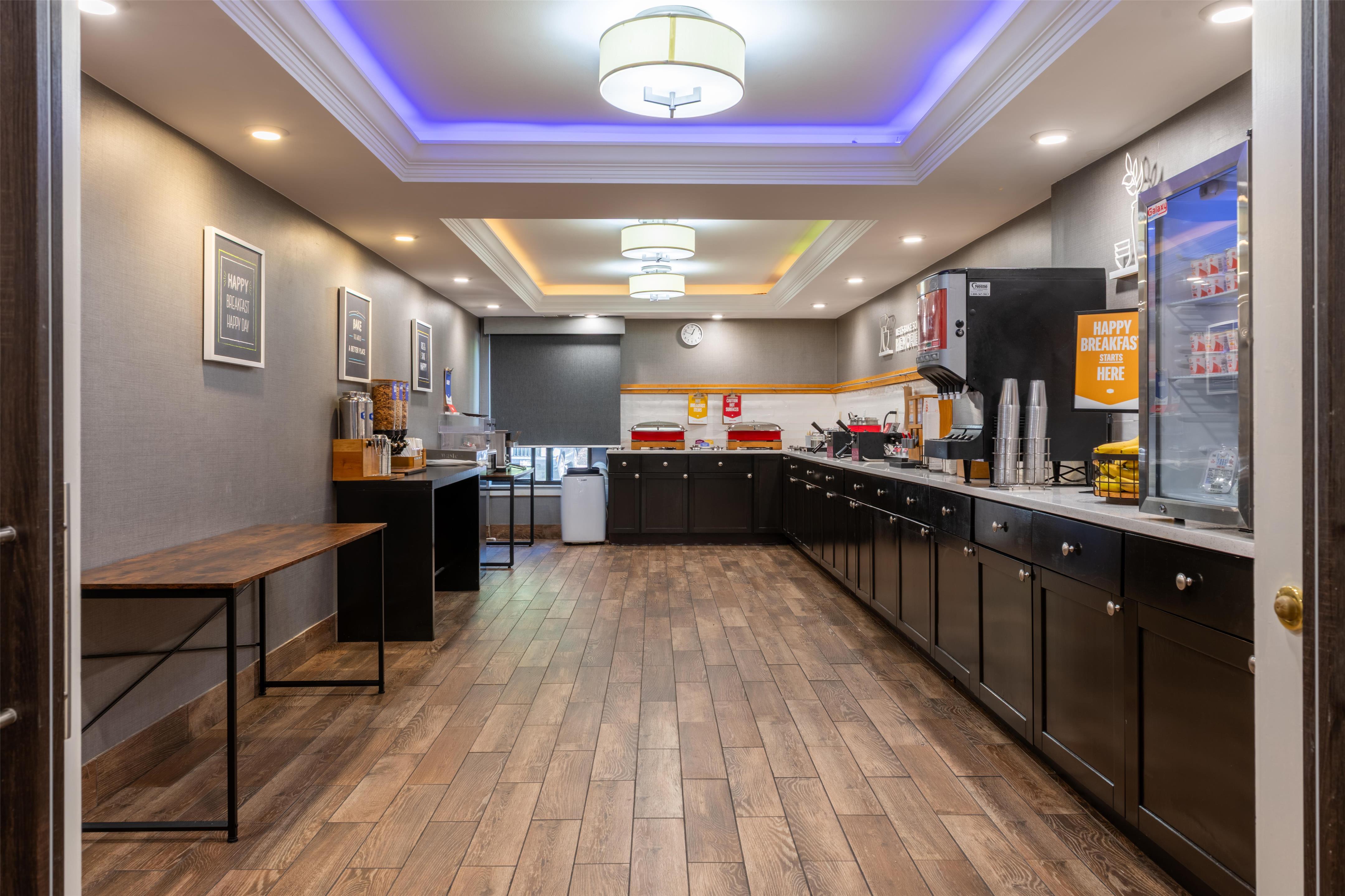 Breakfast Area | Hampton Inn Portsmouth Central