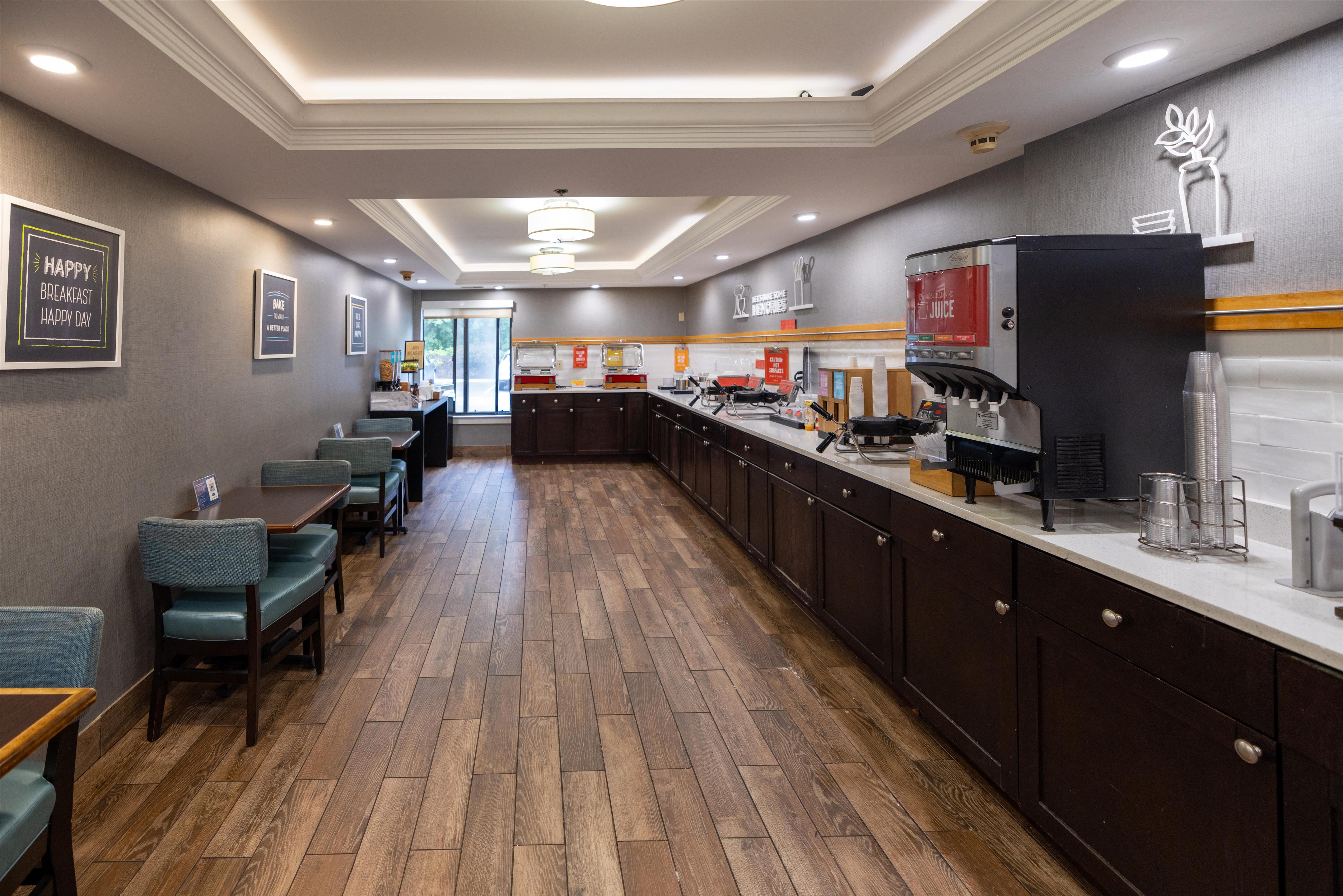 Breakfast Area | Hampton Inn Portsmouth Central
