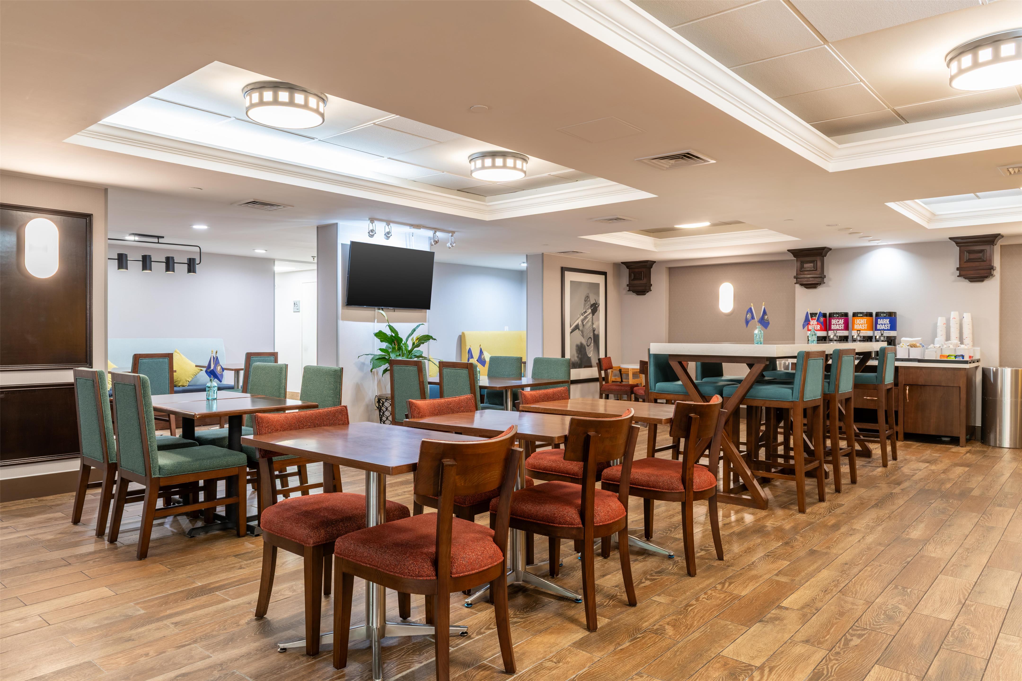 Breakfast Area | Hampton Inn Portsmouth Central