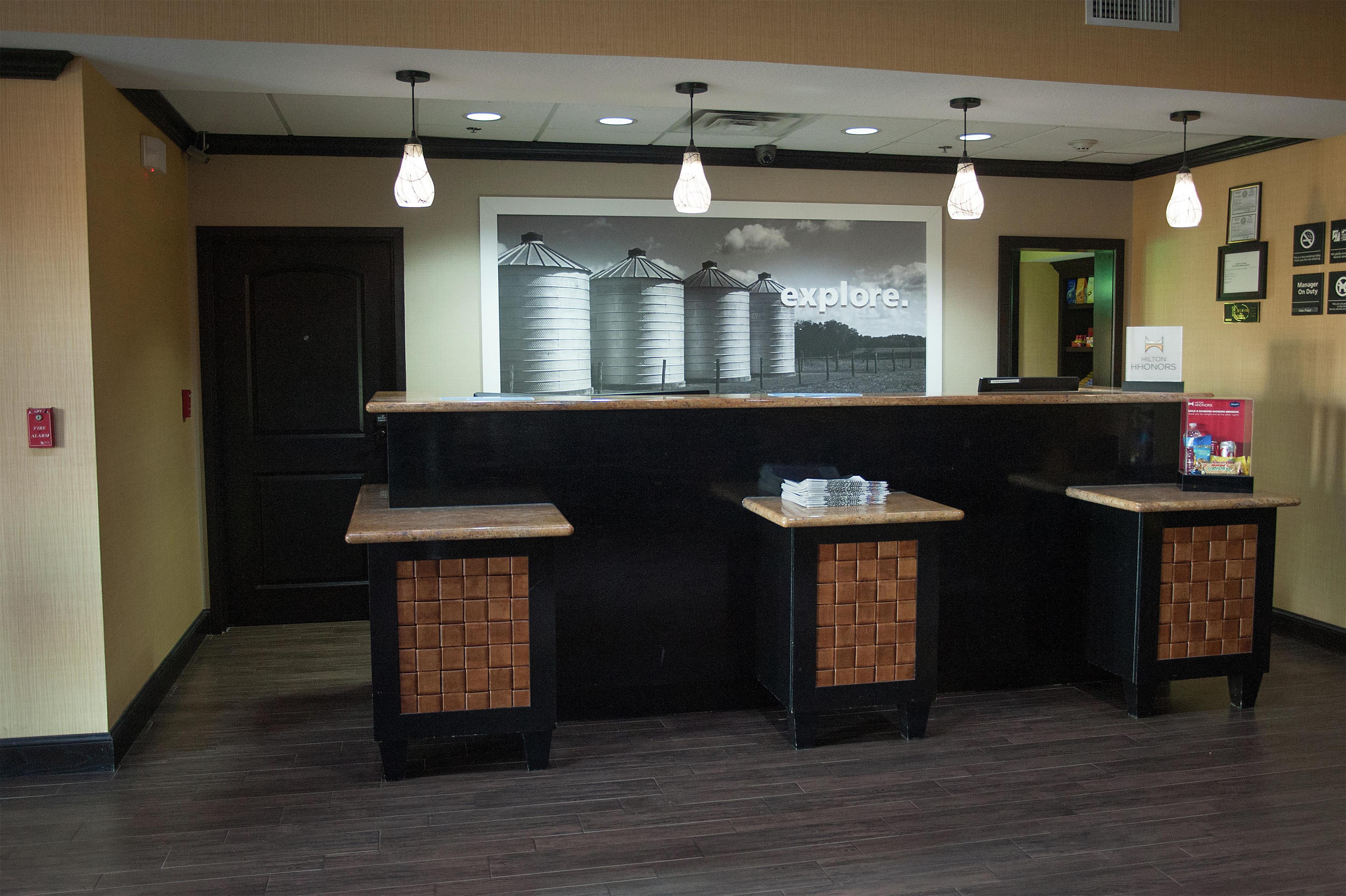 Reception | Hampton Inn & Suites Palestine