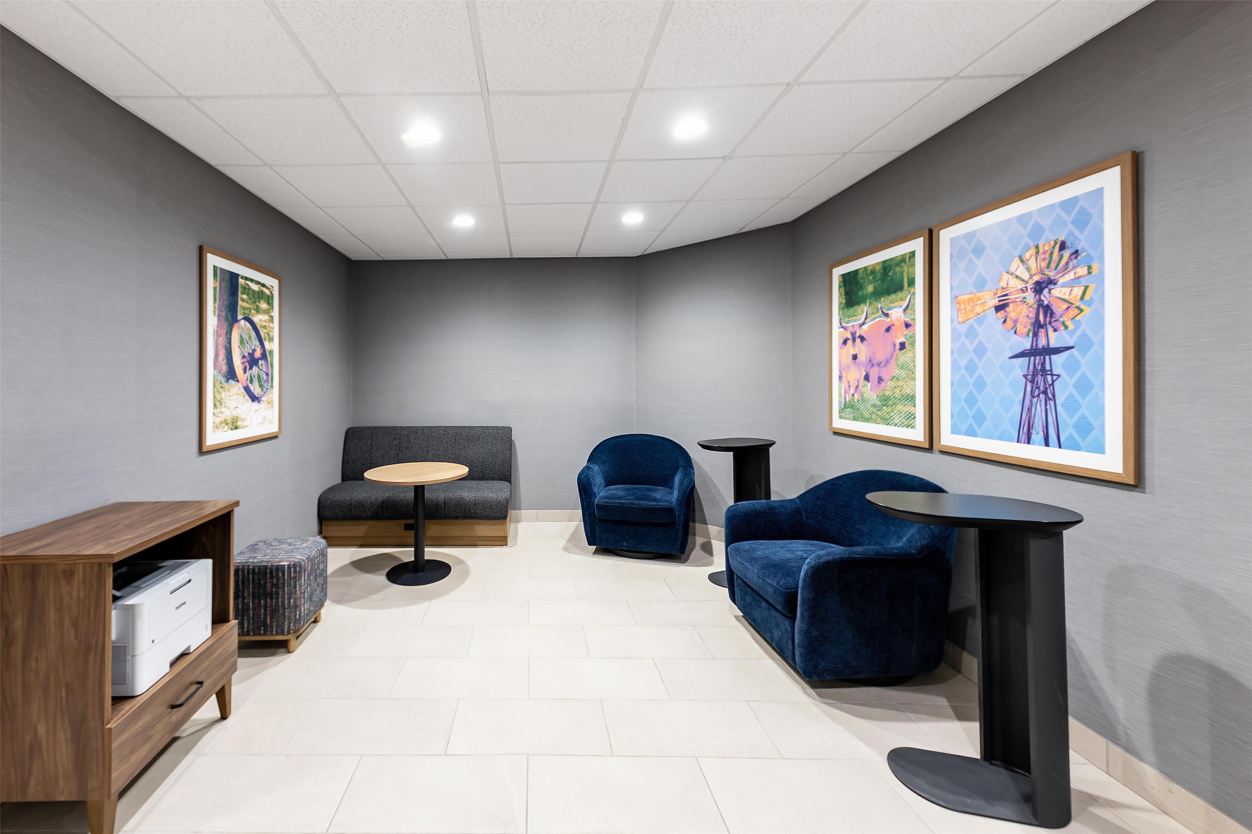 Business Center | Hampton Inn & Suites Palestine