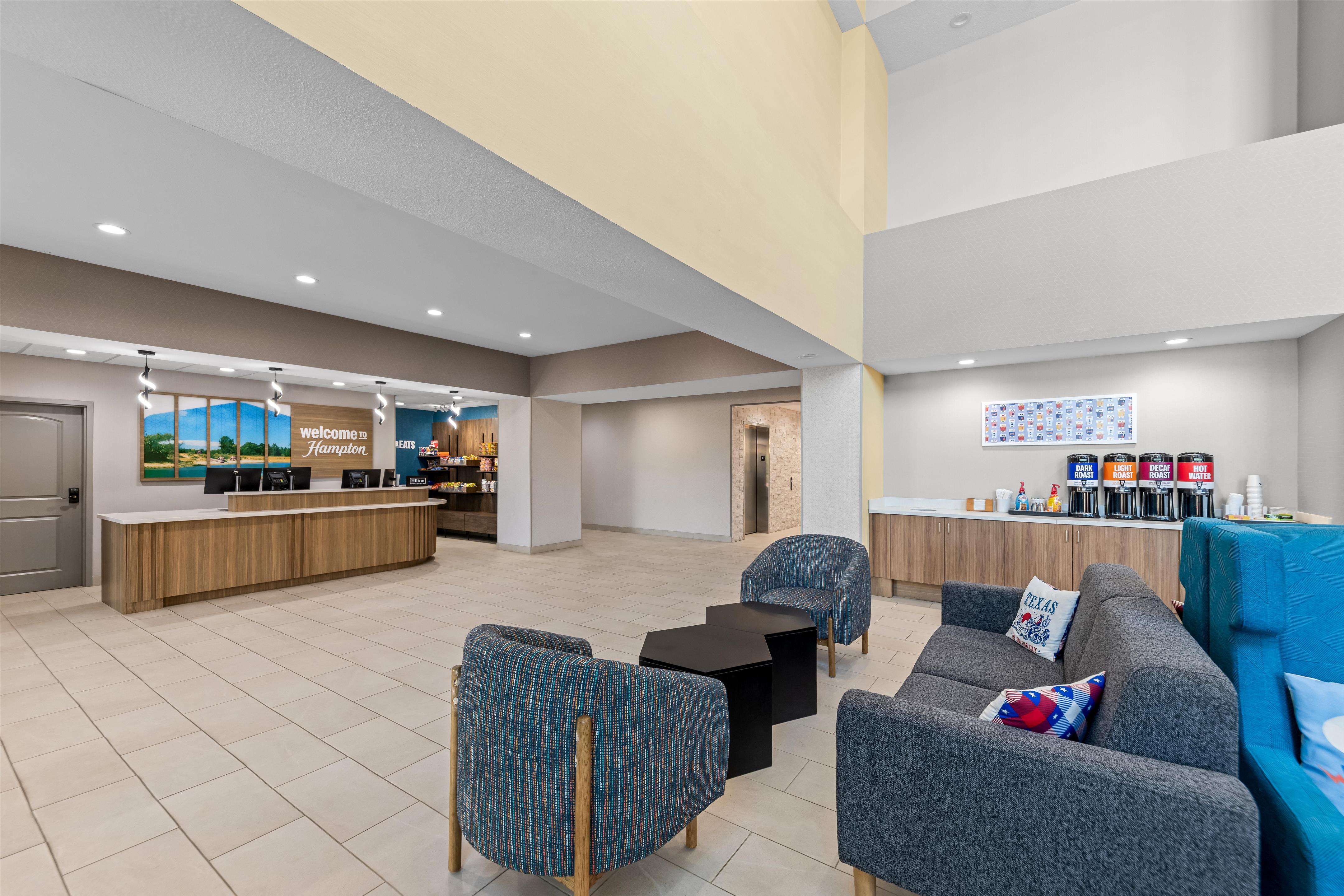Lobby | Hampton Inn & Suites Palestine